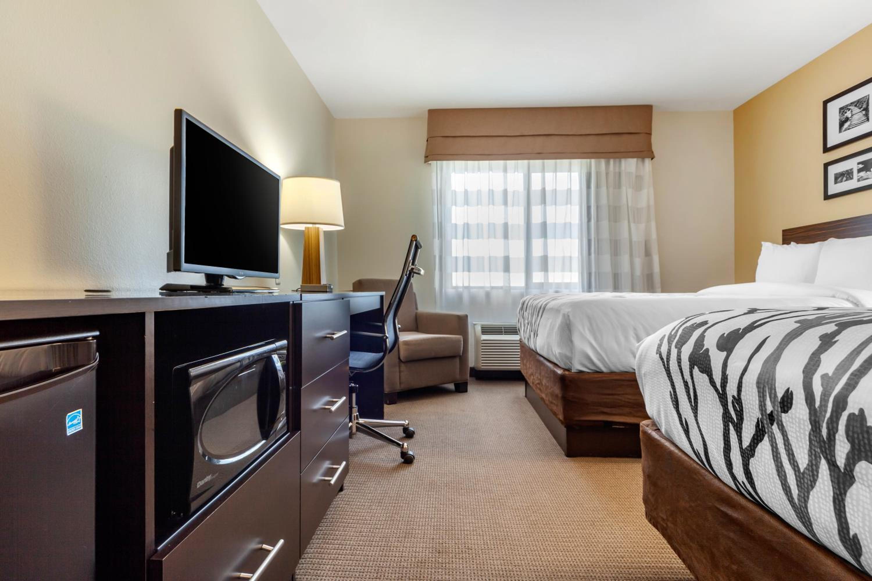 Queen Room with Two Queen Beds - Non-Smoking photo 2