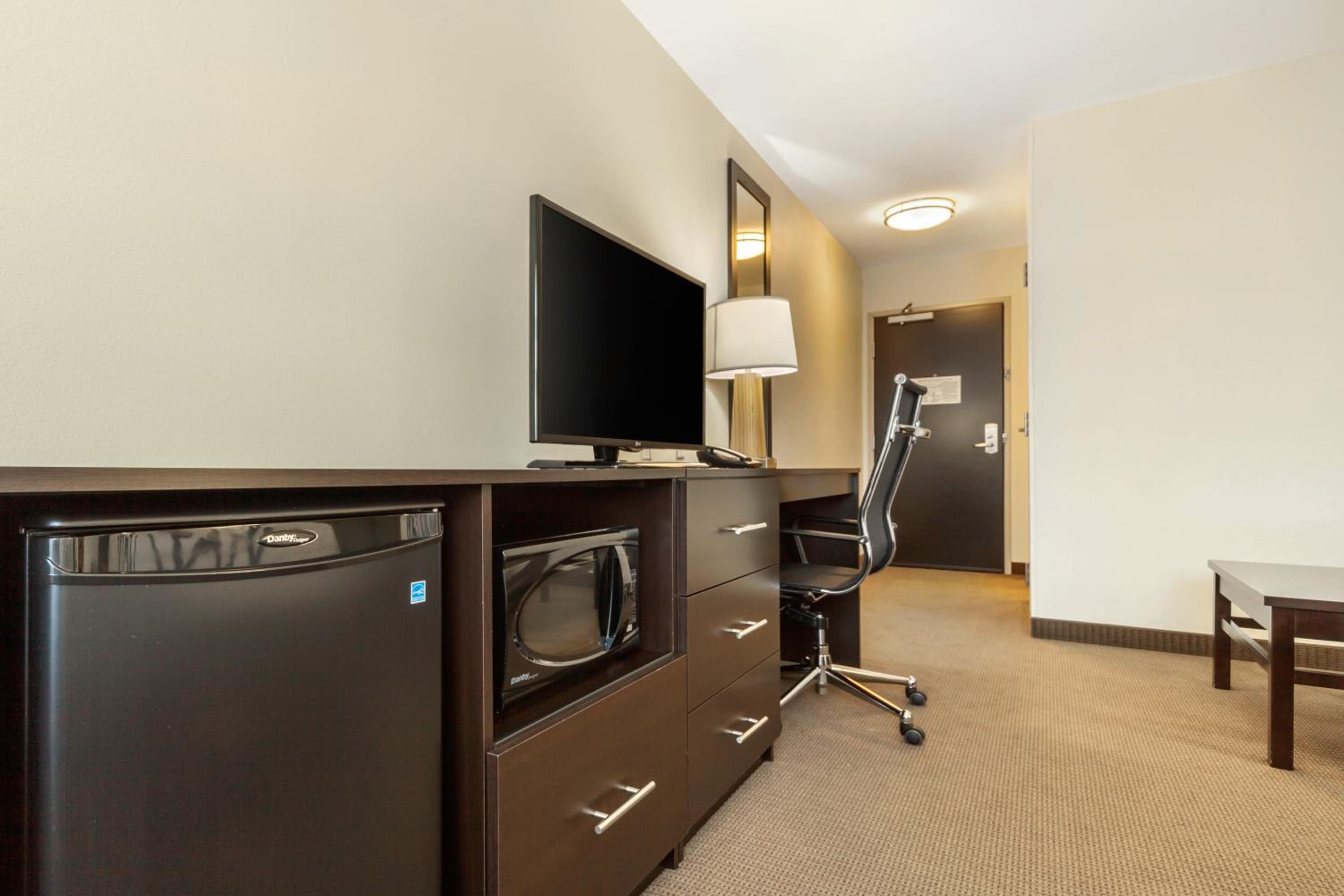 Suite with Two Queen Beds - Accessible/Non-Smoking photo 2