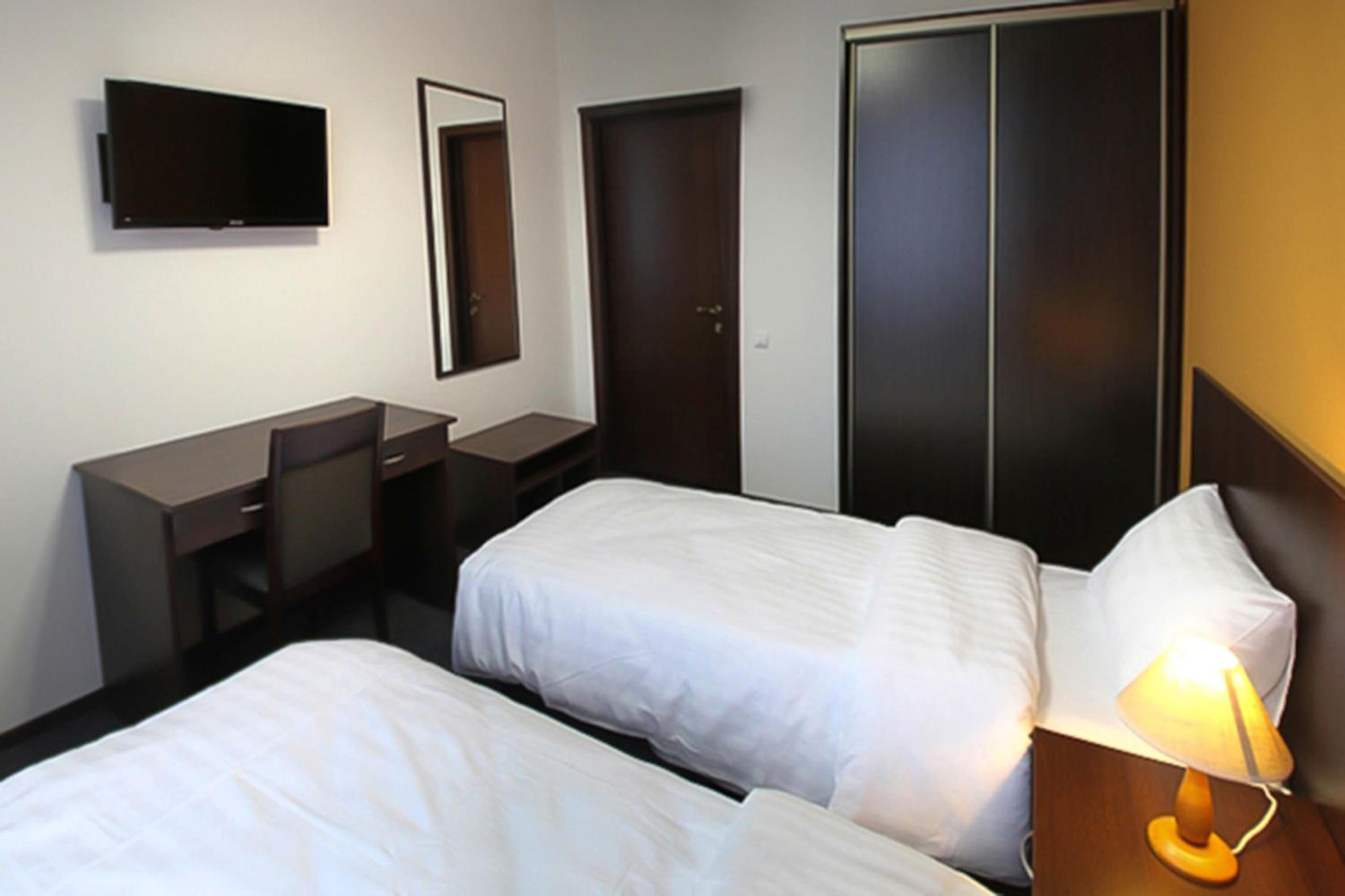 Economy Double or Twin Room with Shared Bathroom photo 2