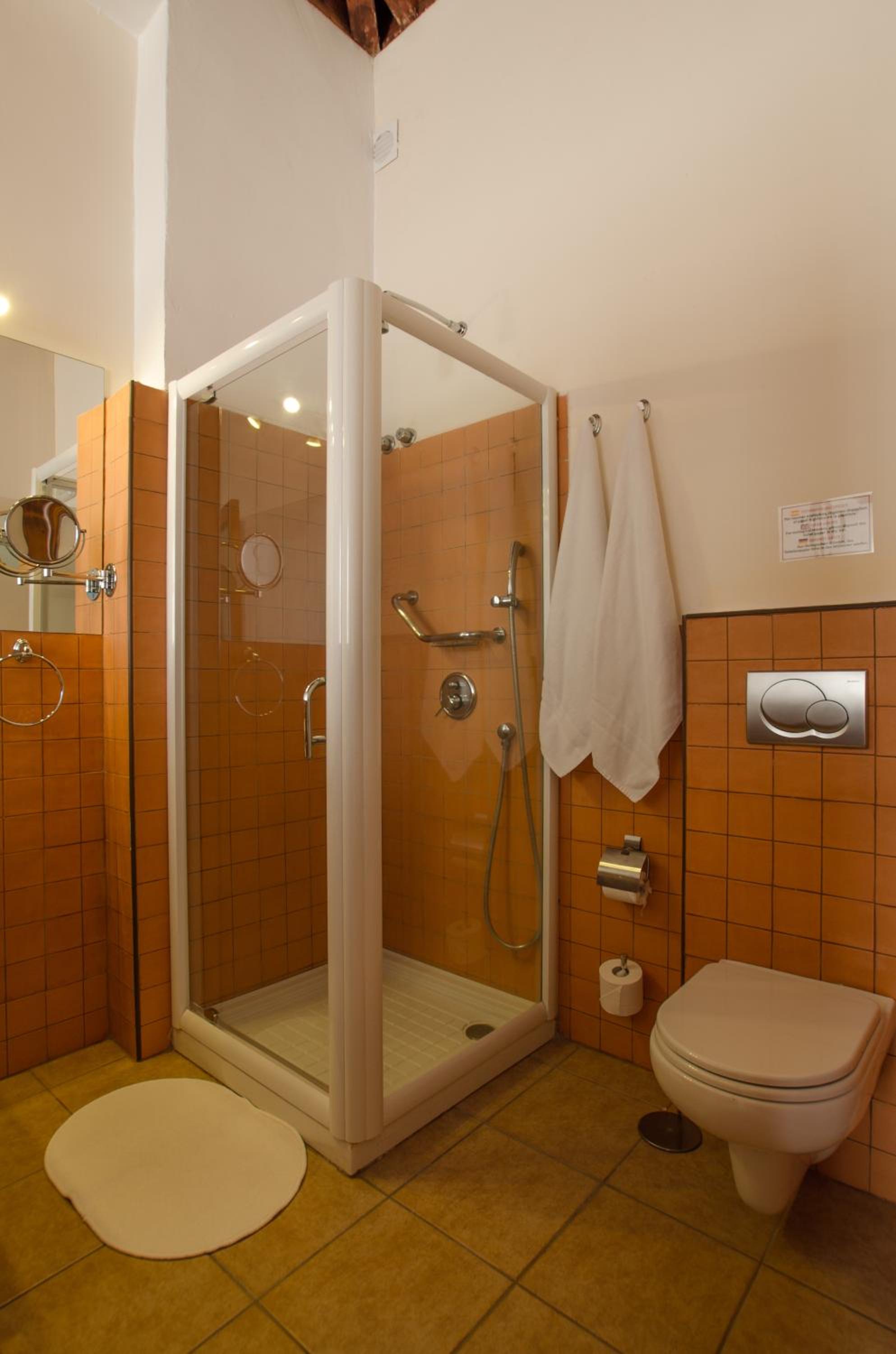 Single Room with Shower - Top Floor photo 3