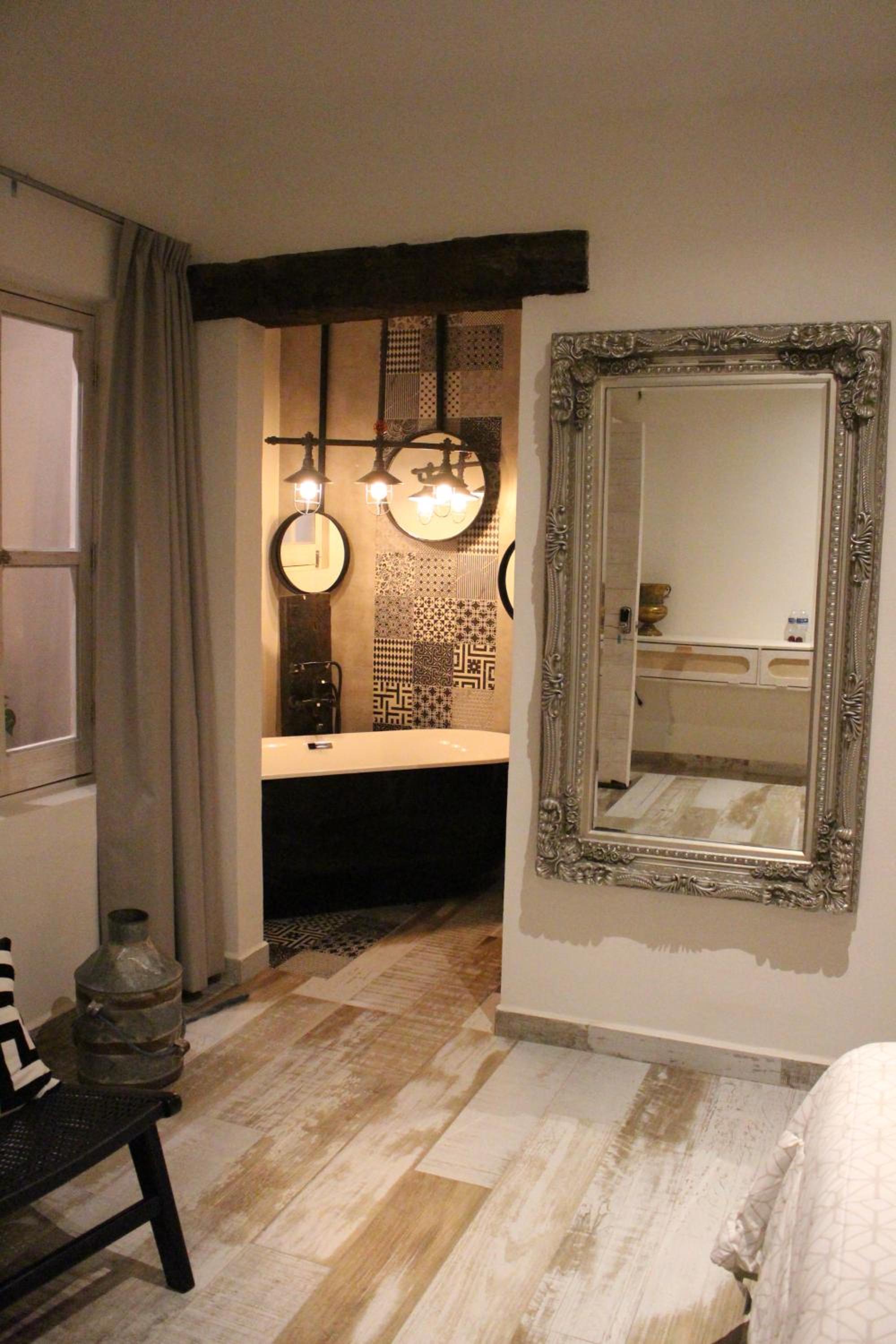 Deluxe Double Room with Bath - Photo 2
