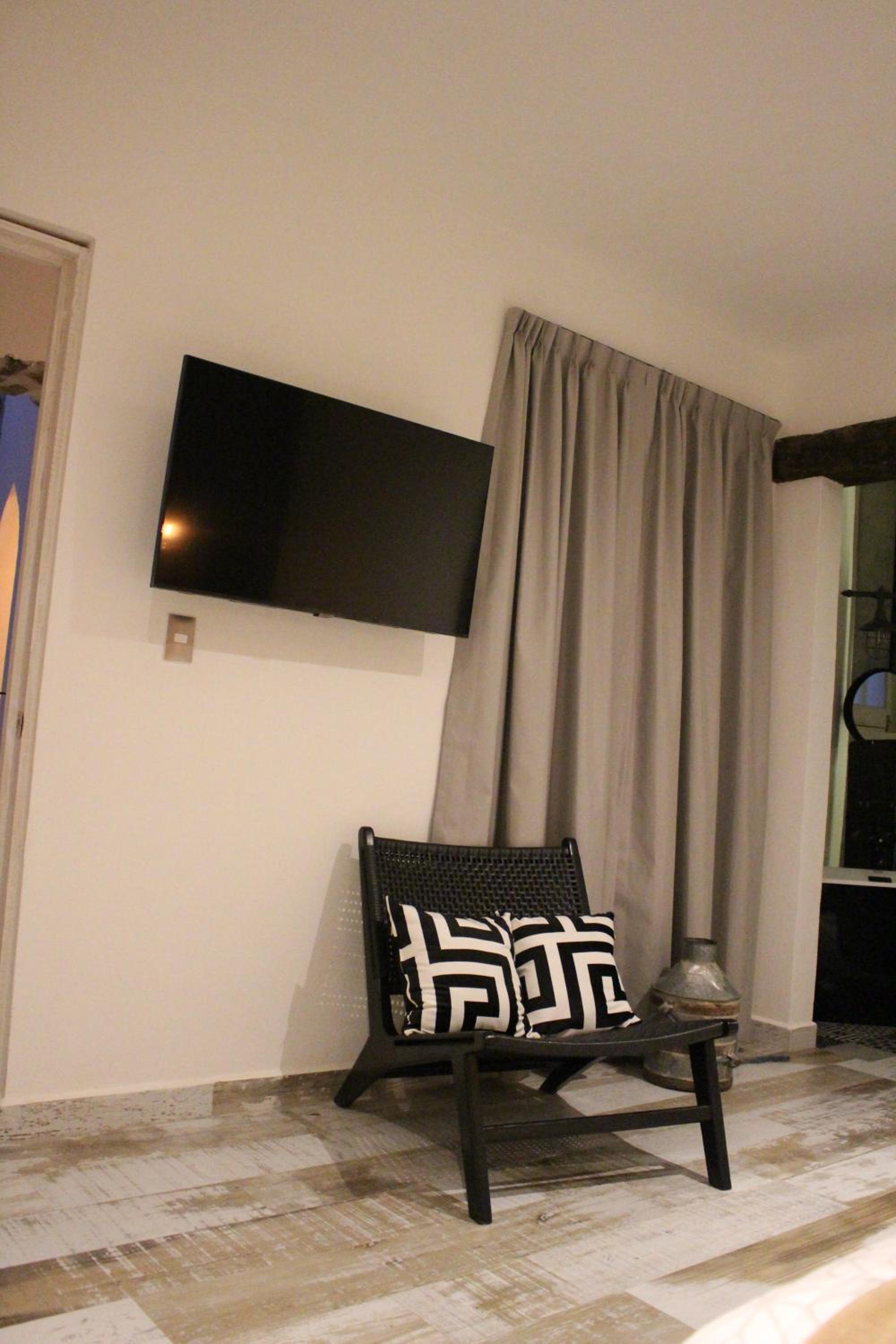 Deluxe Double Room with Bath - Photo 3