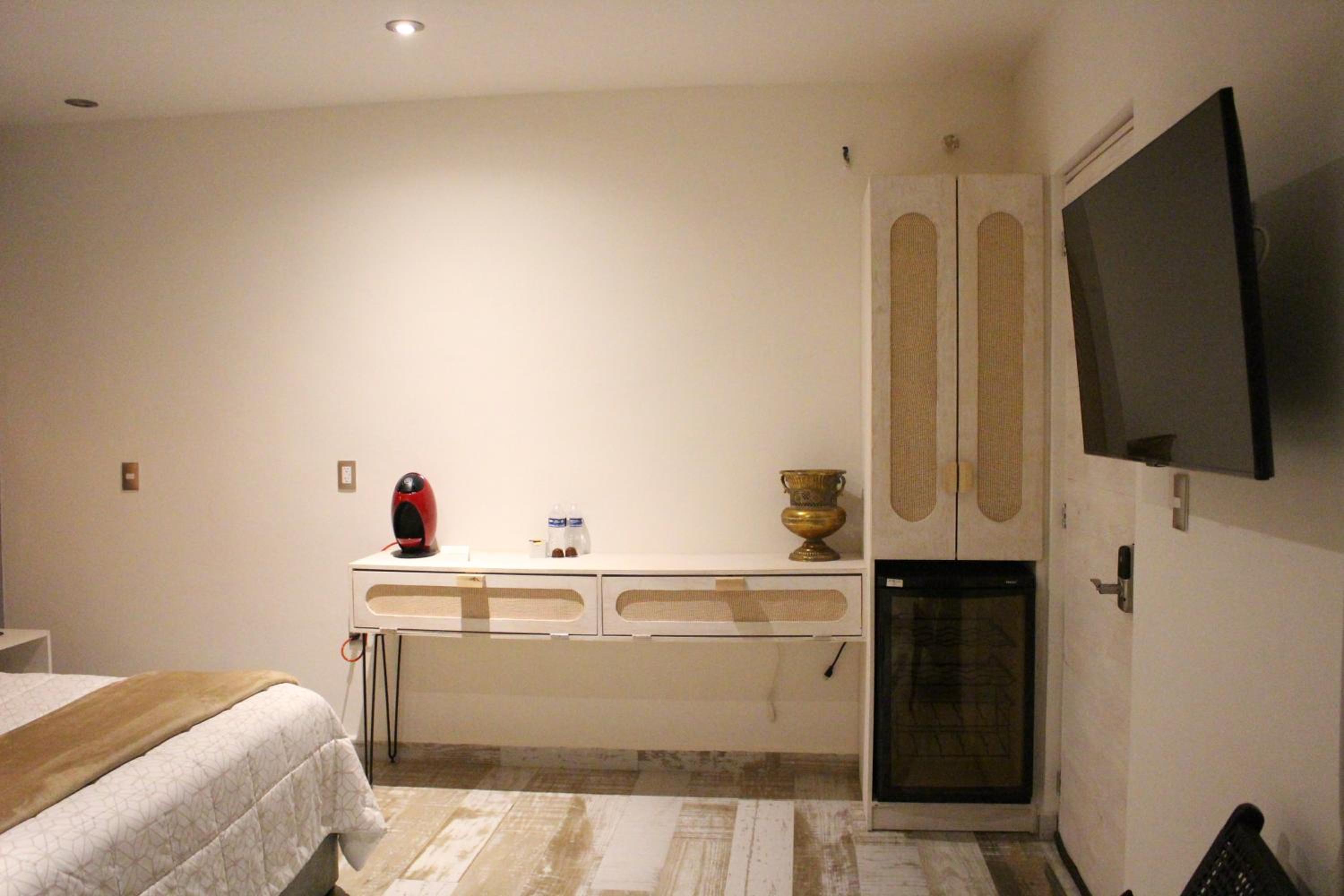 Deluxe Double Room with Bath - Photo 4