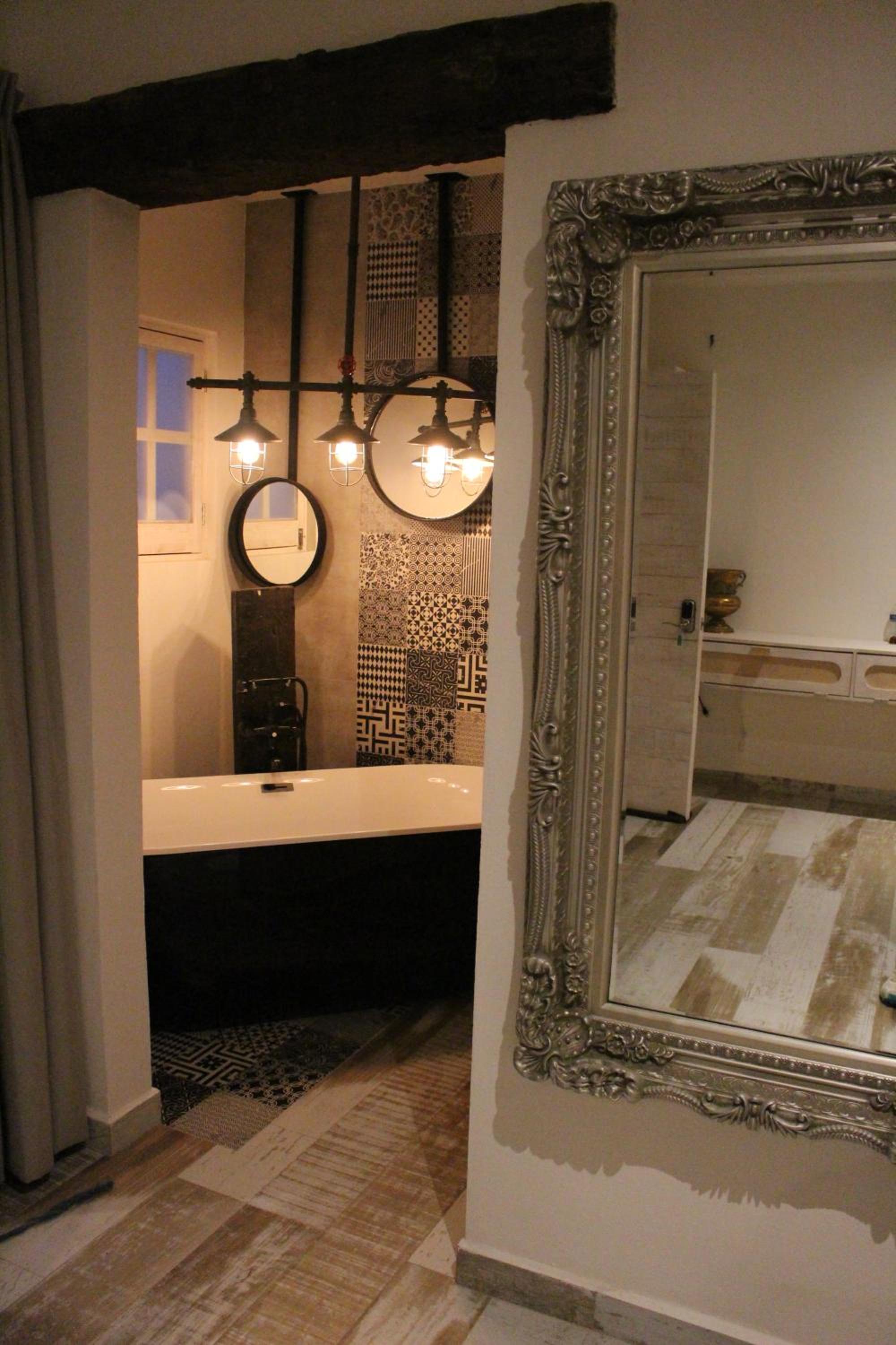 Deluxe Double Room with Bath - Photo 6