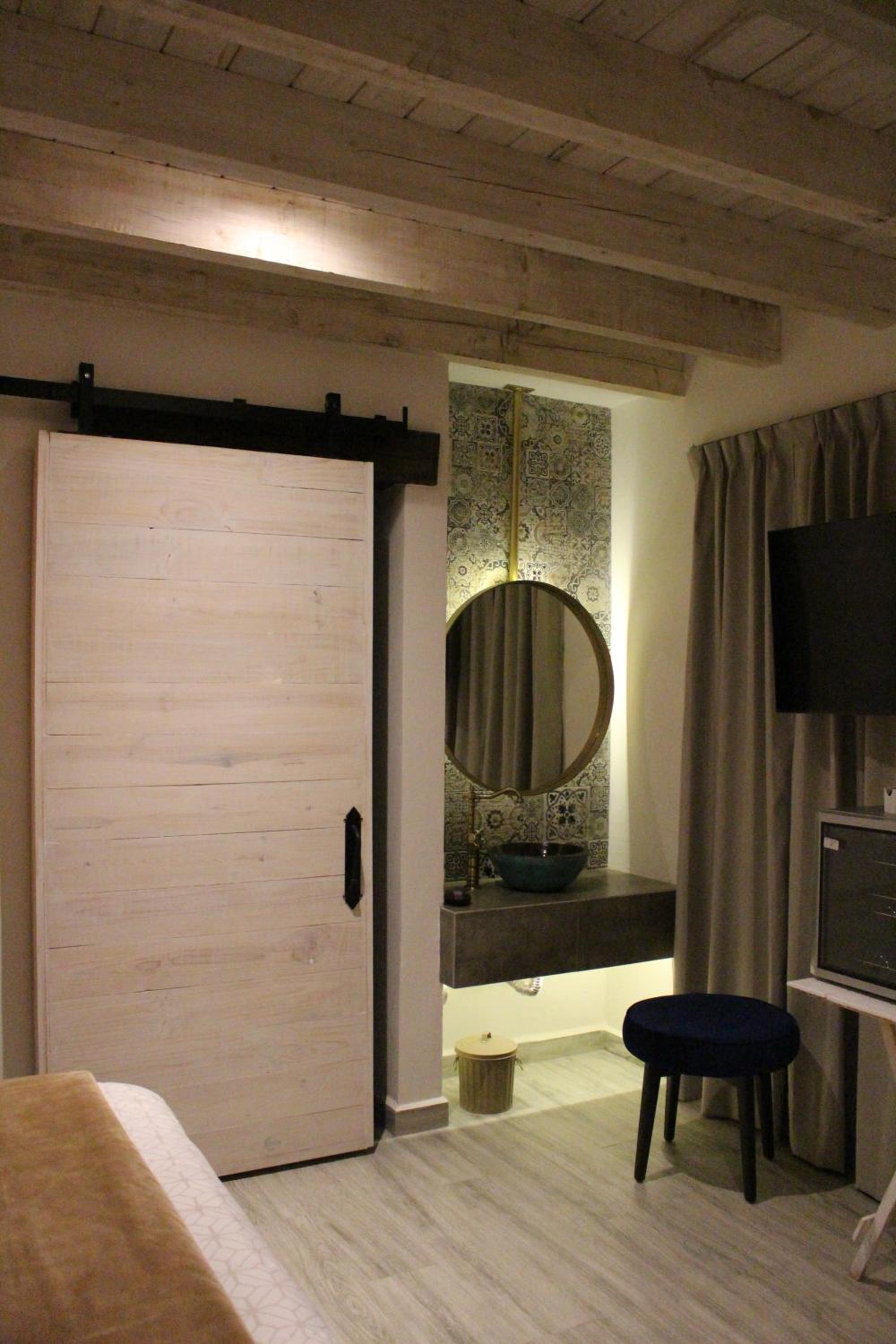 Standard King Room - Photo 1