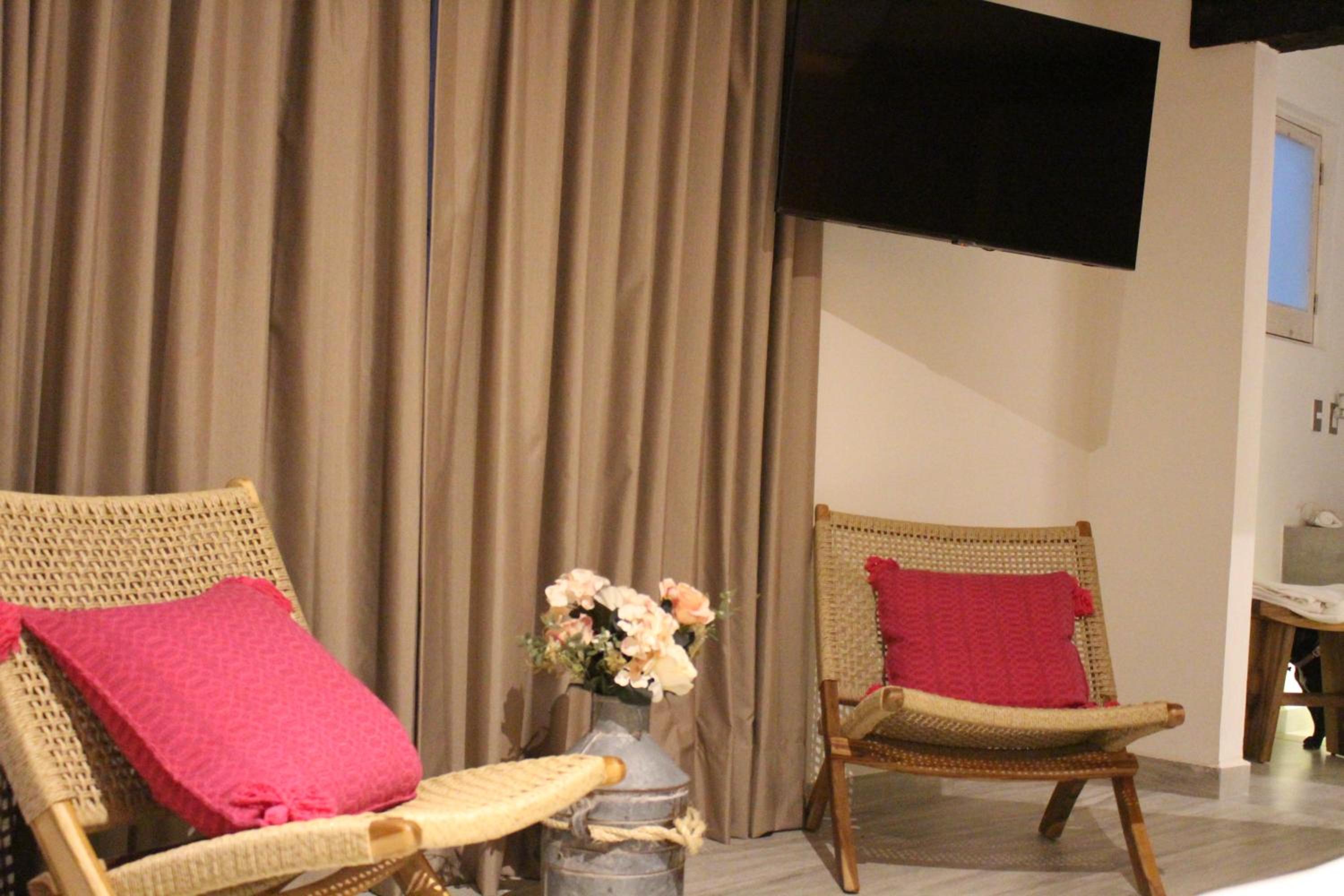 Deluxe Room - Photo 11