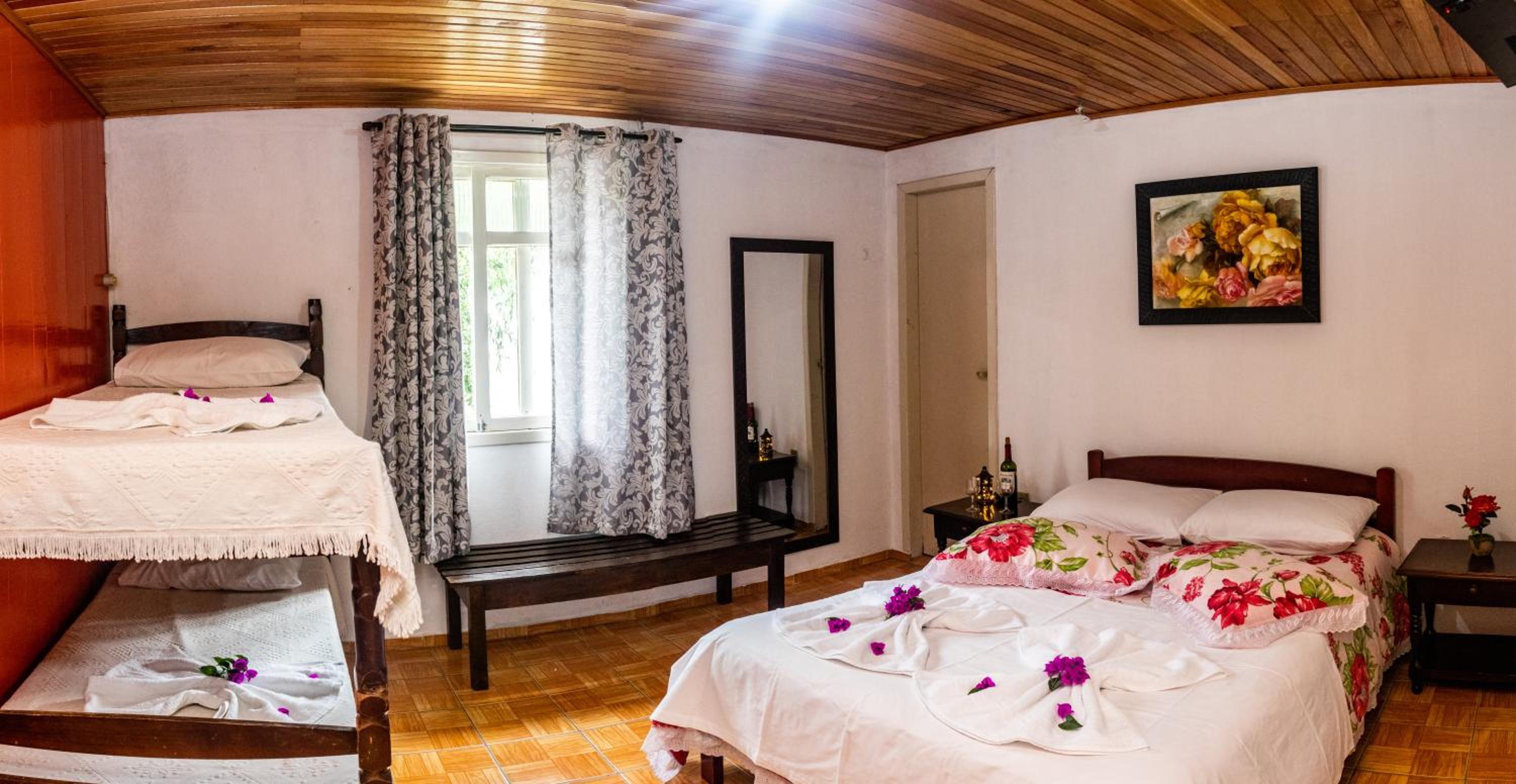 Quadruple Room with Private Bathroom photo 3