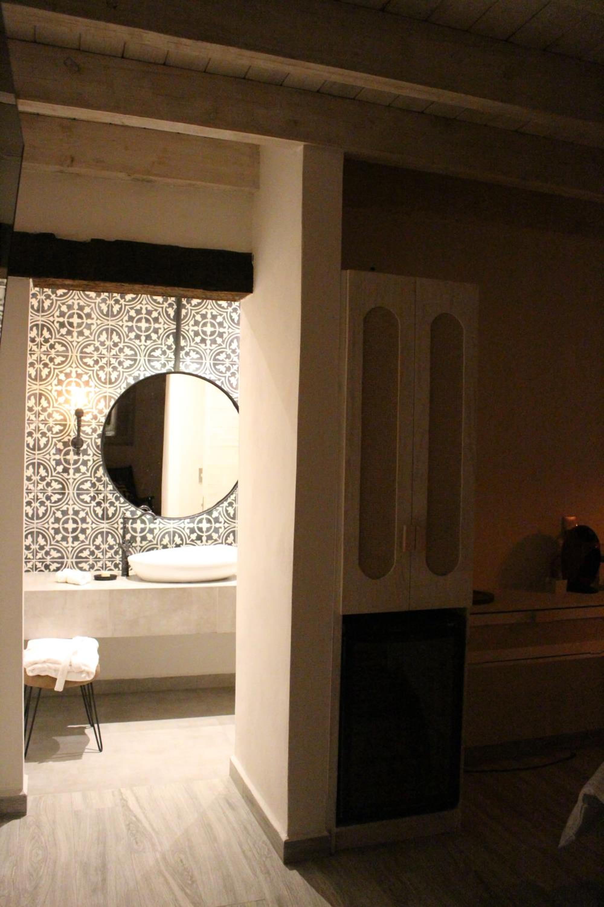 Deluxe Queen Room with Two Queen Beds - Photo 6