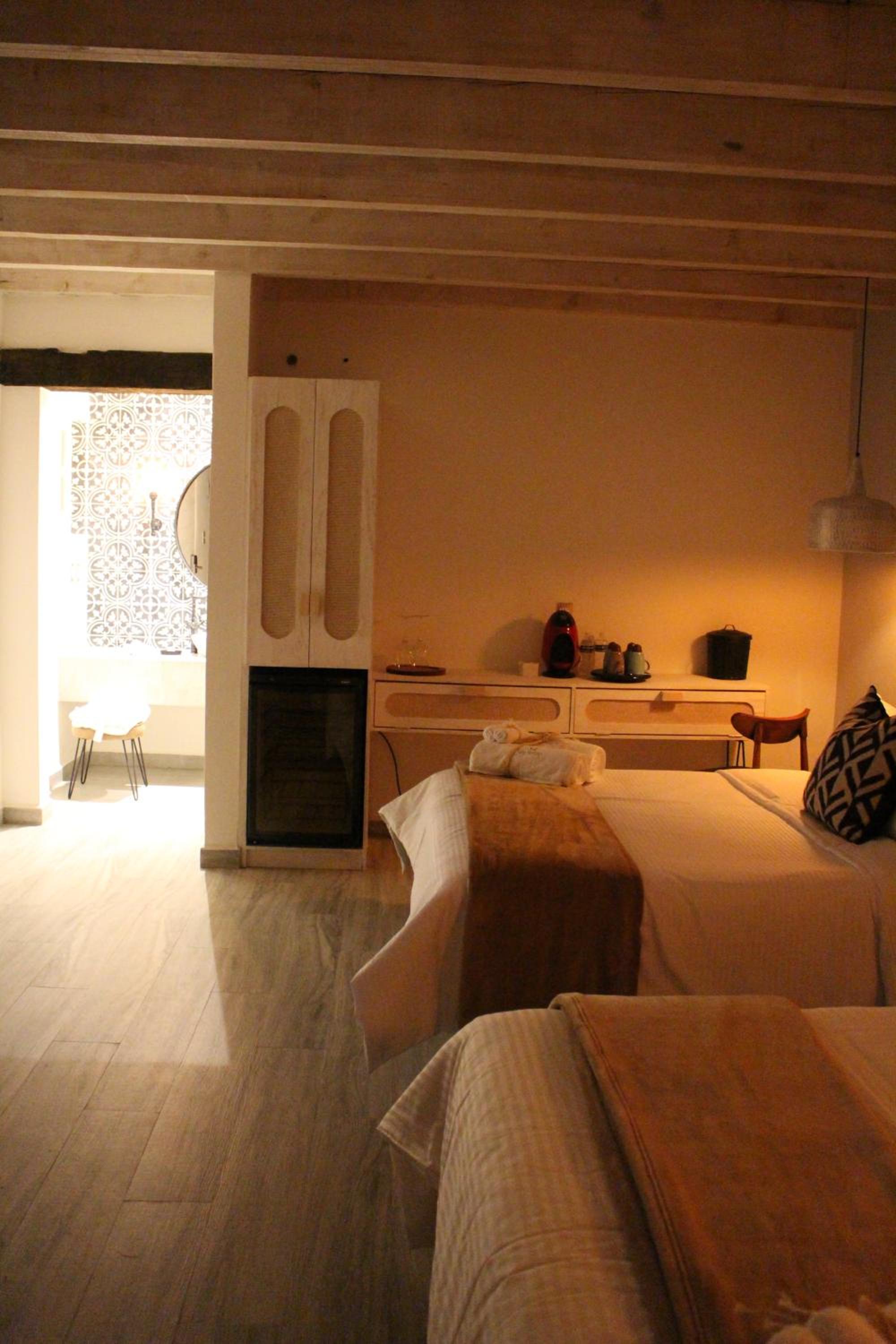 Deluxe Queen Room with Two Queen Beds - Photo 8