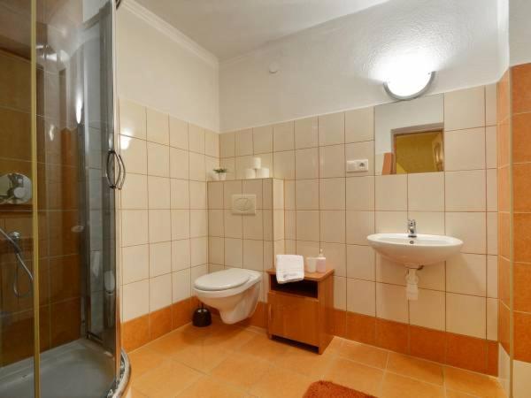 Quadruple Room - Photo 11