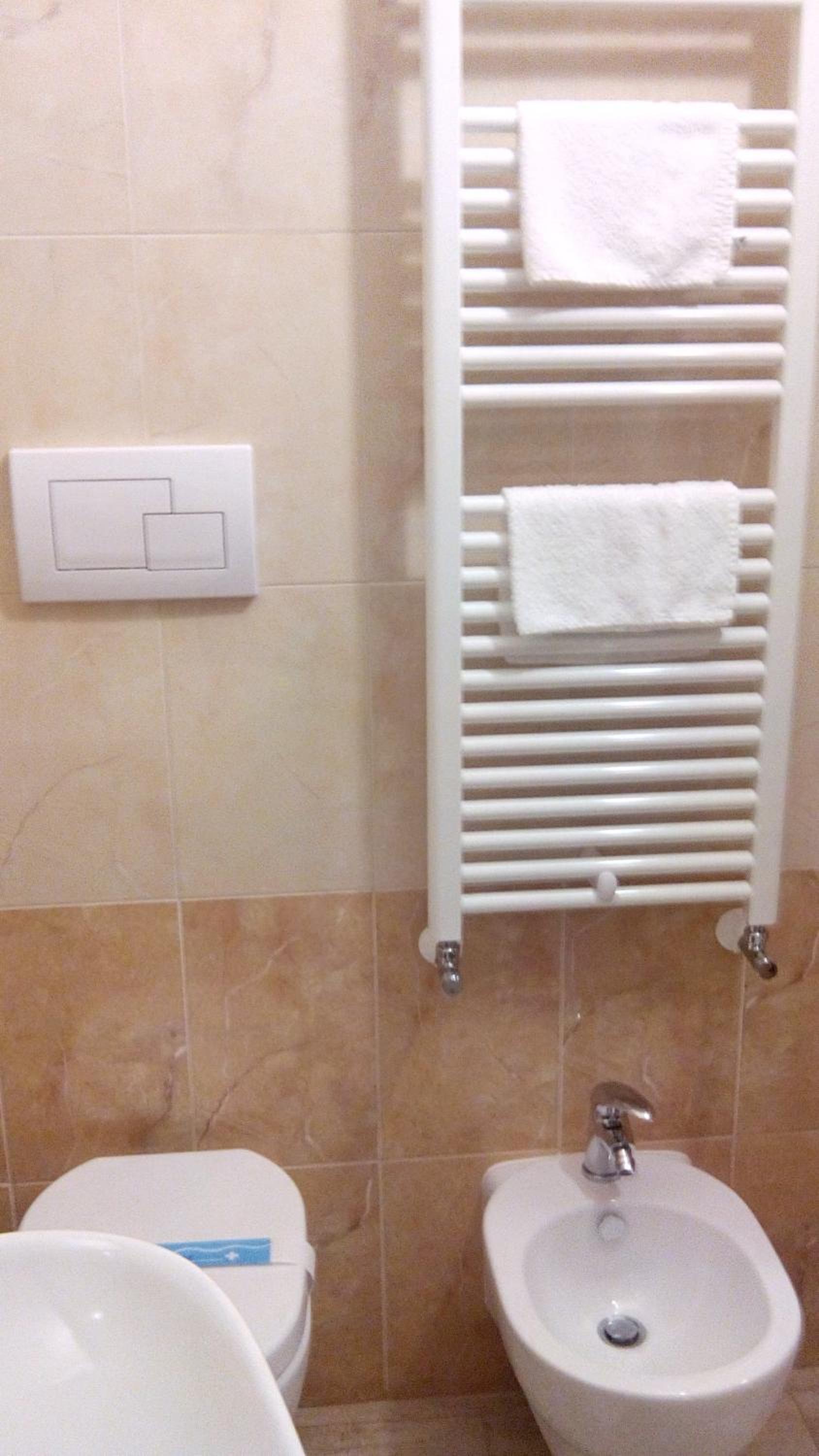 Twin Room with Private Bathroom - Photo 10