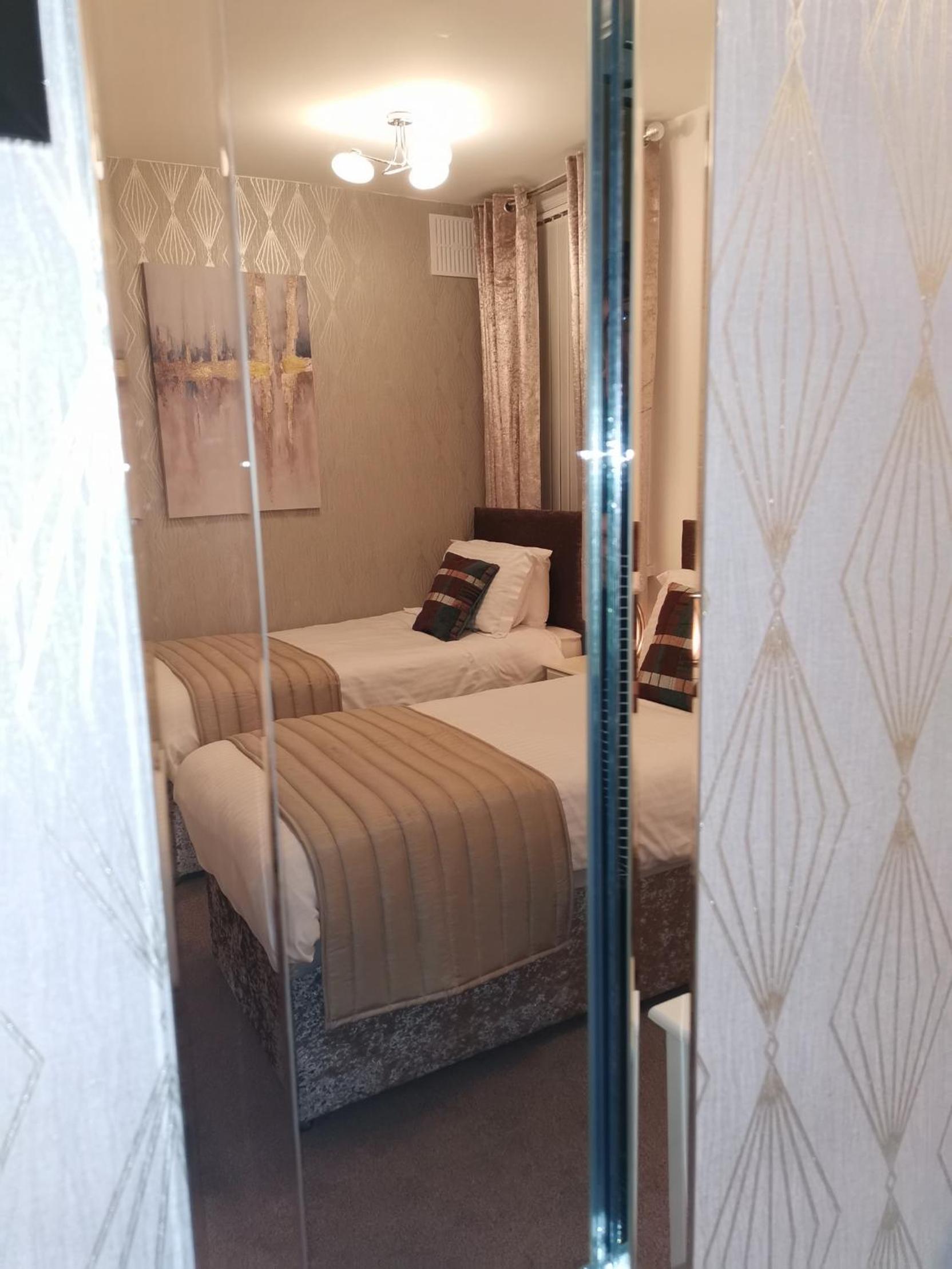 Standard Twin Room - Photo 7