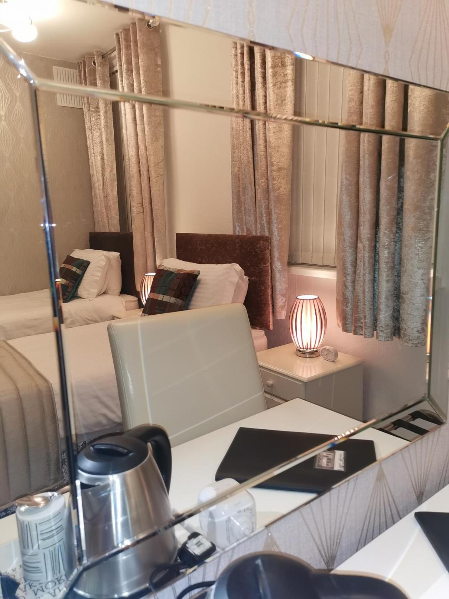 Standard Twin Room - Photo 8