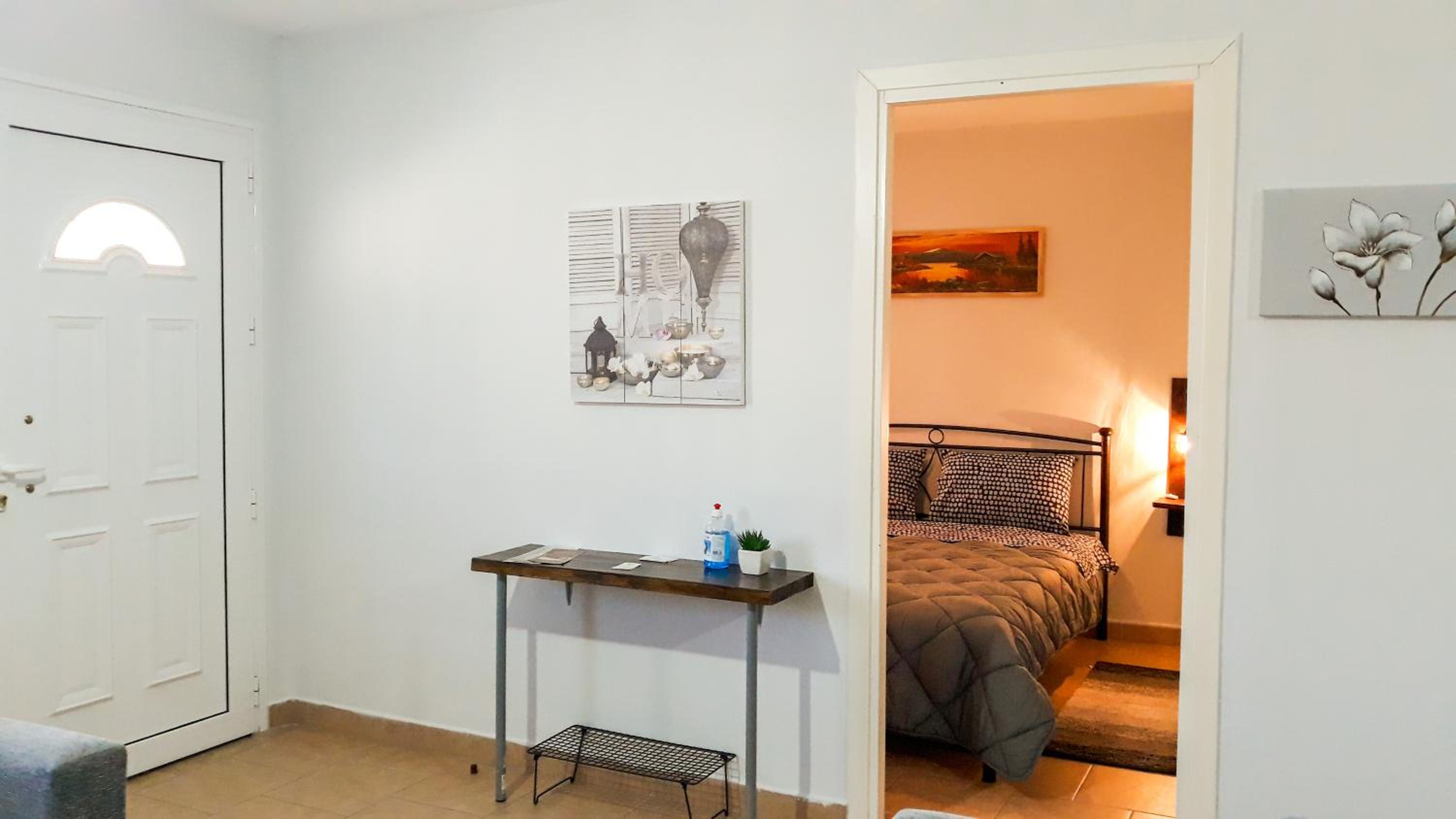One-Bedroom Apartment photo 1