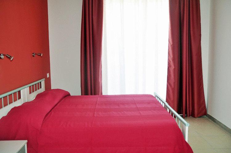Double Room with Balcony - Photo 8