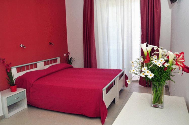 Double Room with Balcony - Photo 9