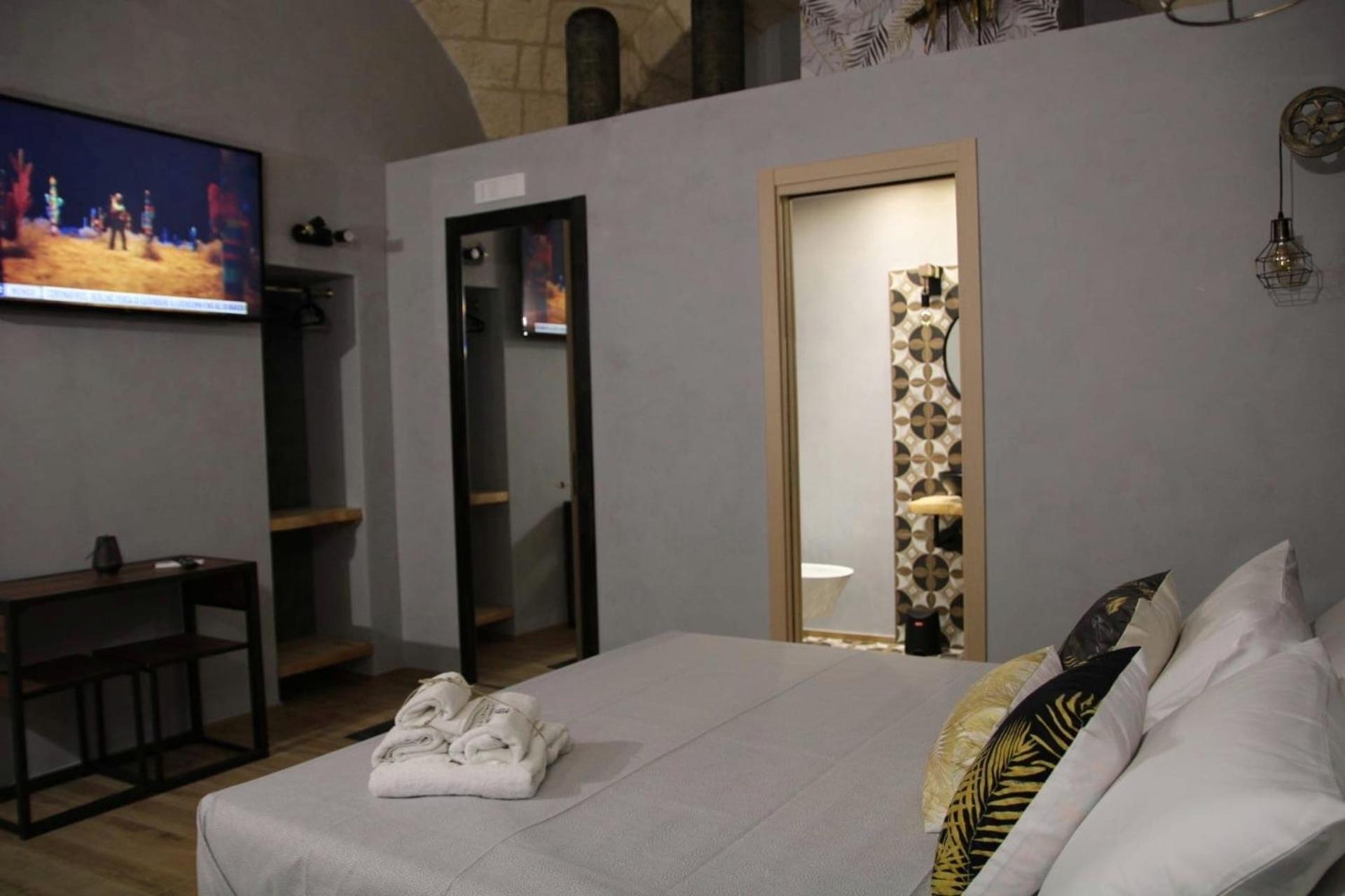 Deluxe Double Room with Shower - Photo 18