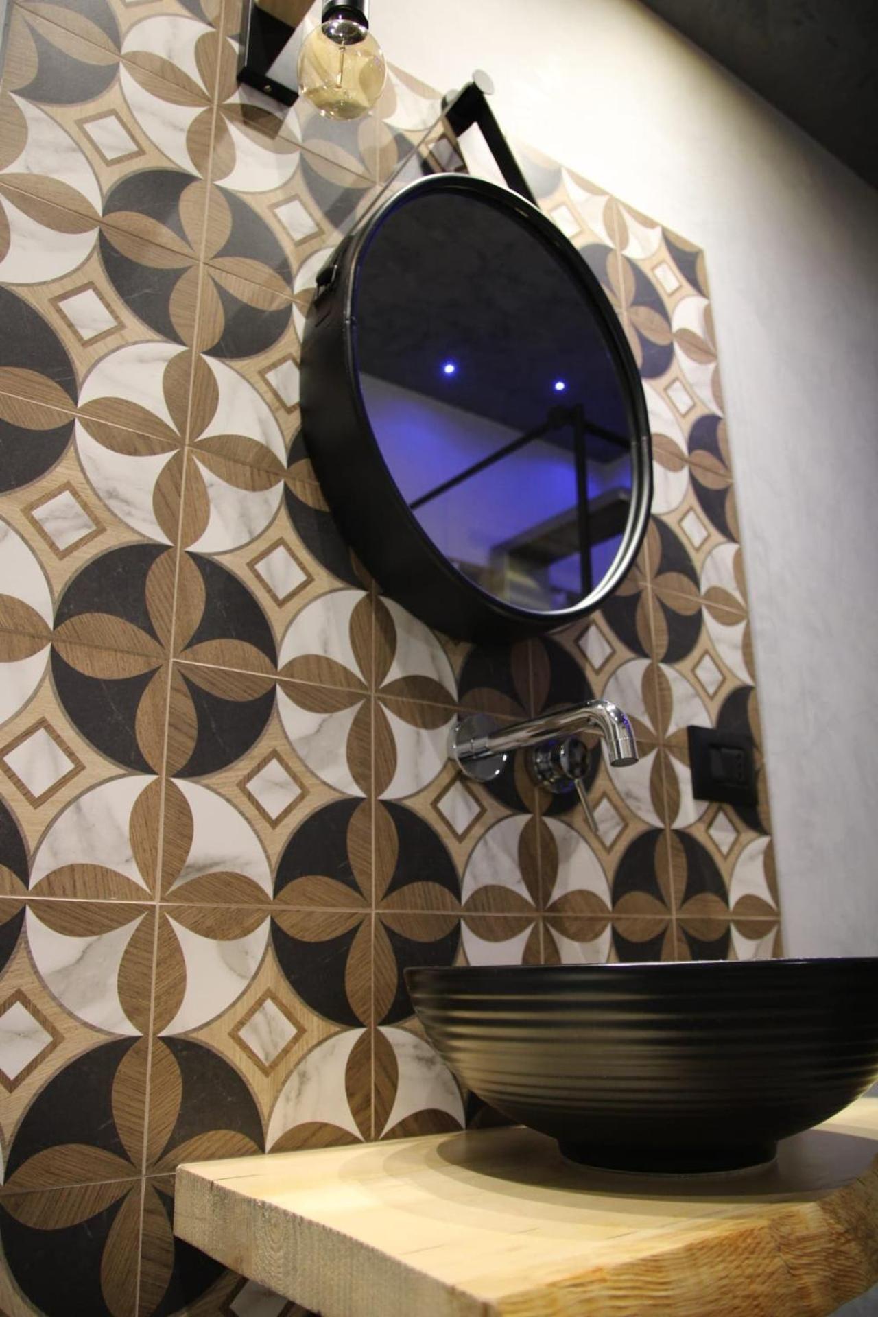 Deluxe Double Room with Shower - Photo 15