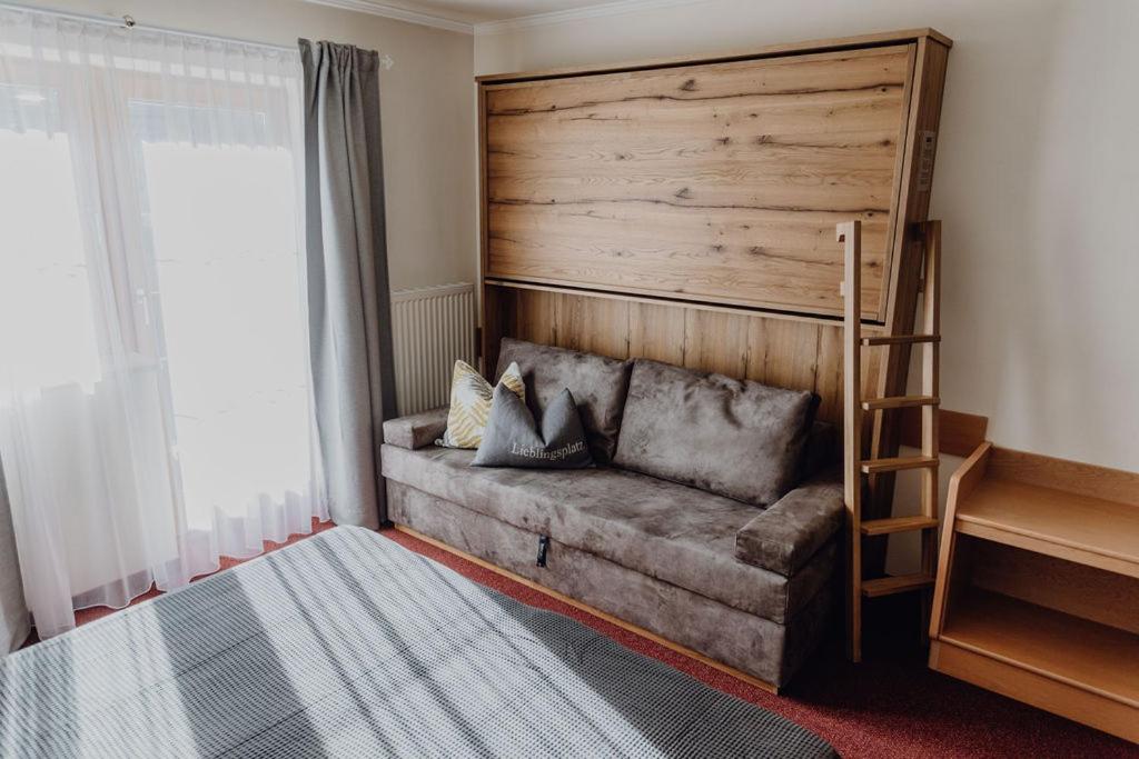 Double Room with Balcony - Photo 10