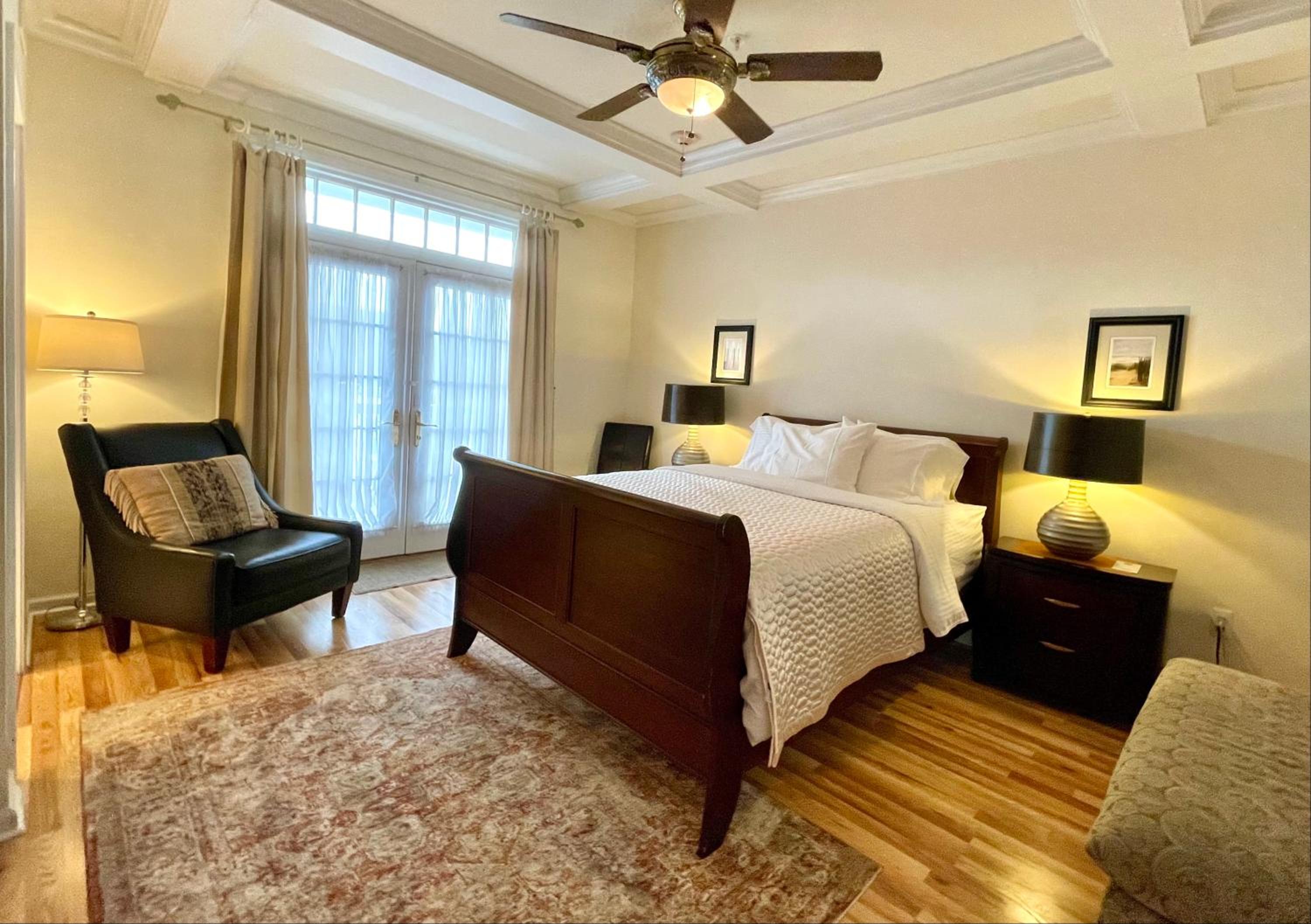 Queen Room with Balcony (202)
