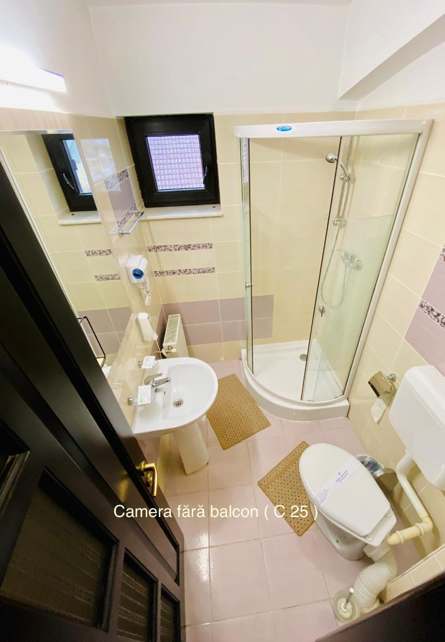 Standard Double Room - Photo 12