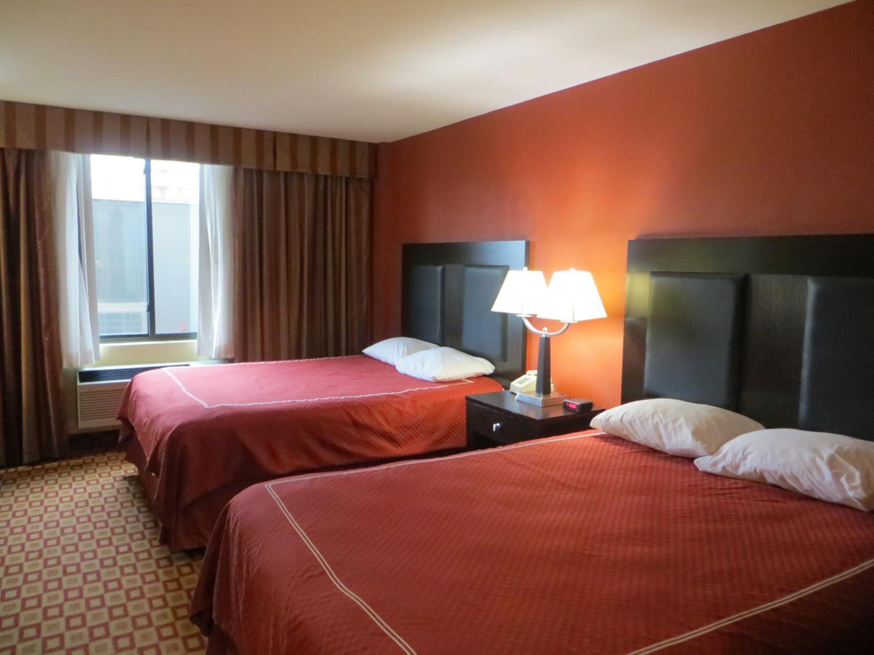 Queen Room with Two Queen Beds - Non-Smoking - Photo 3