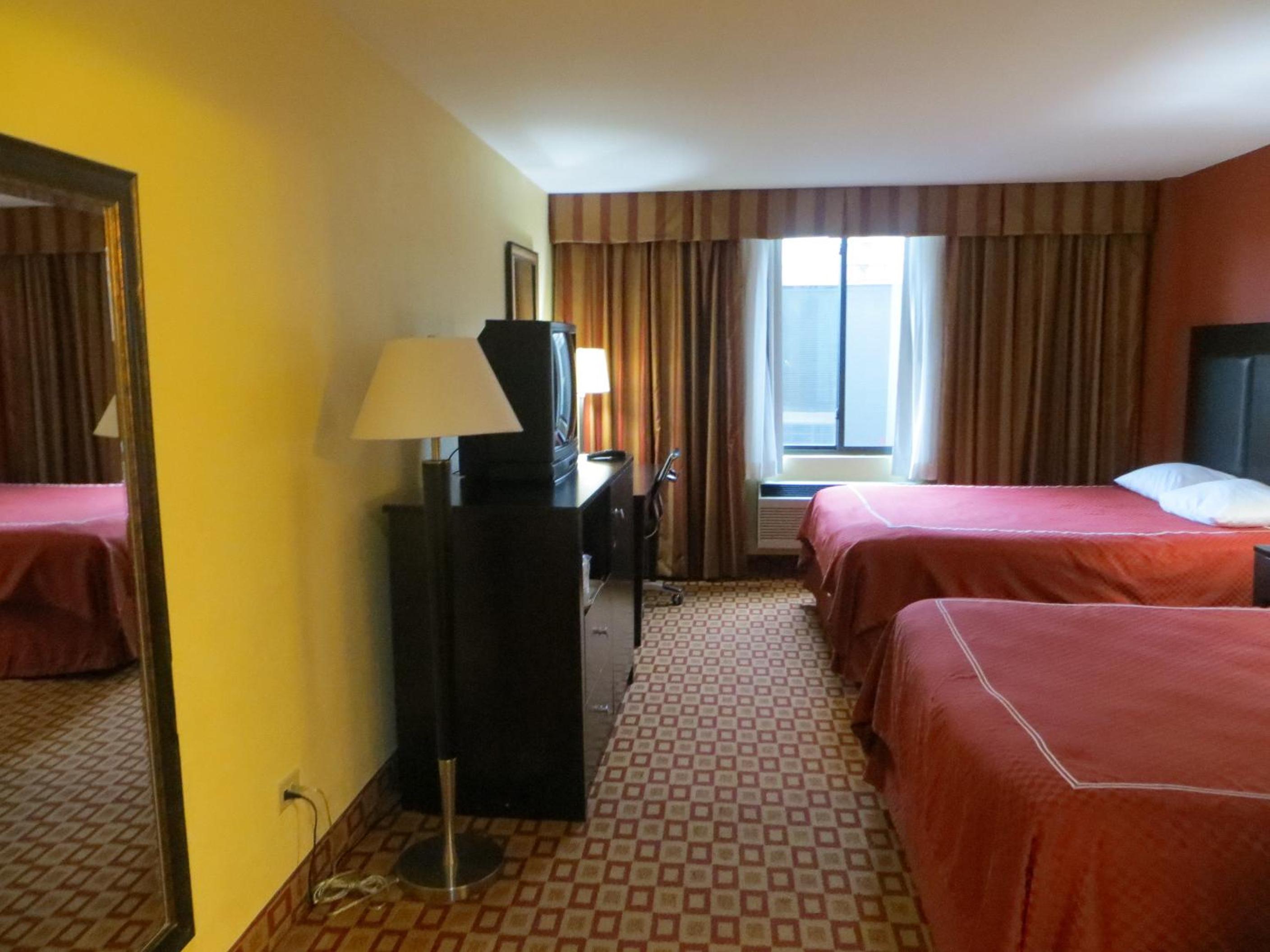 Queen Room with Two Queen Beds - Non-Smoking - Photo 4