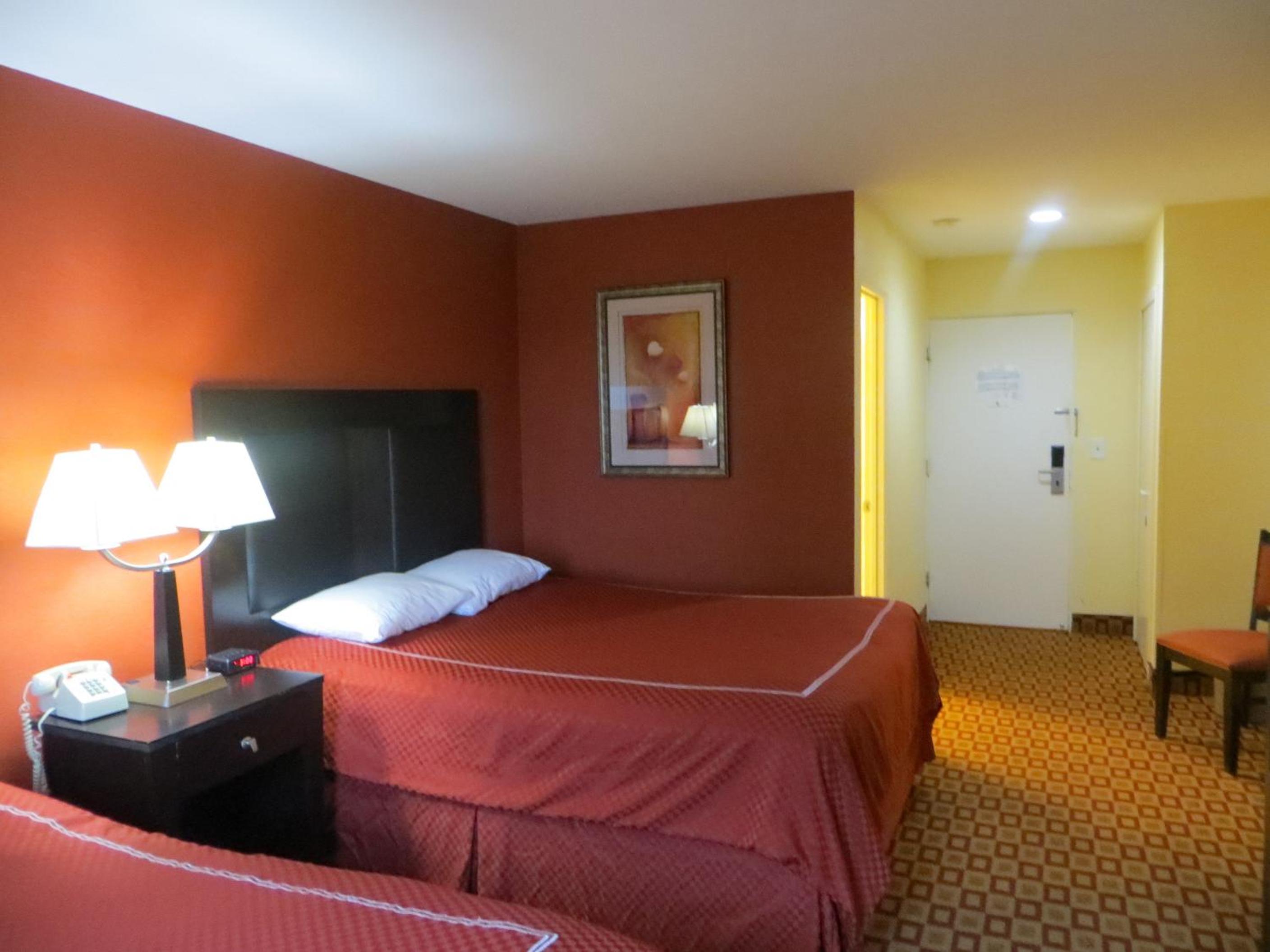 Queen Room with Two Queen Beds - Non-Smoking - Photo 5