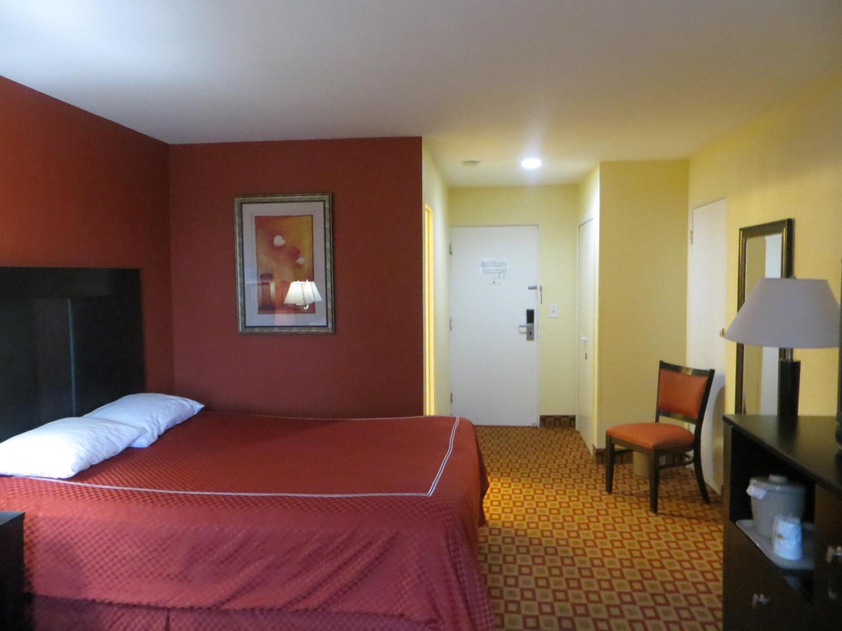 King Room - Non-Smoking - Photo 4