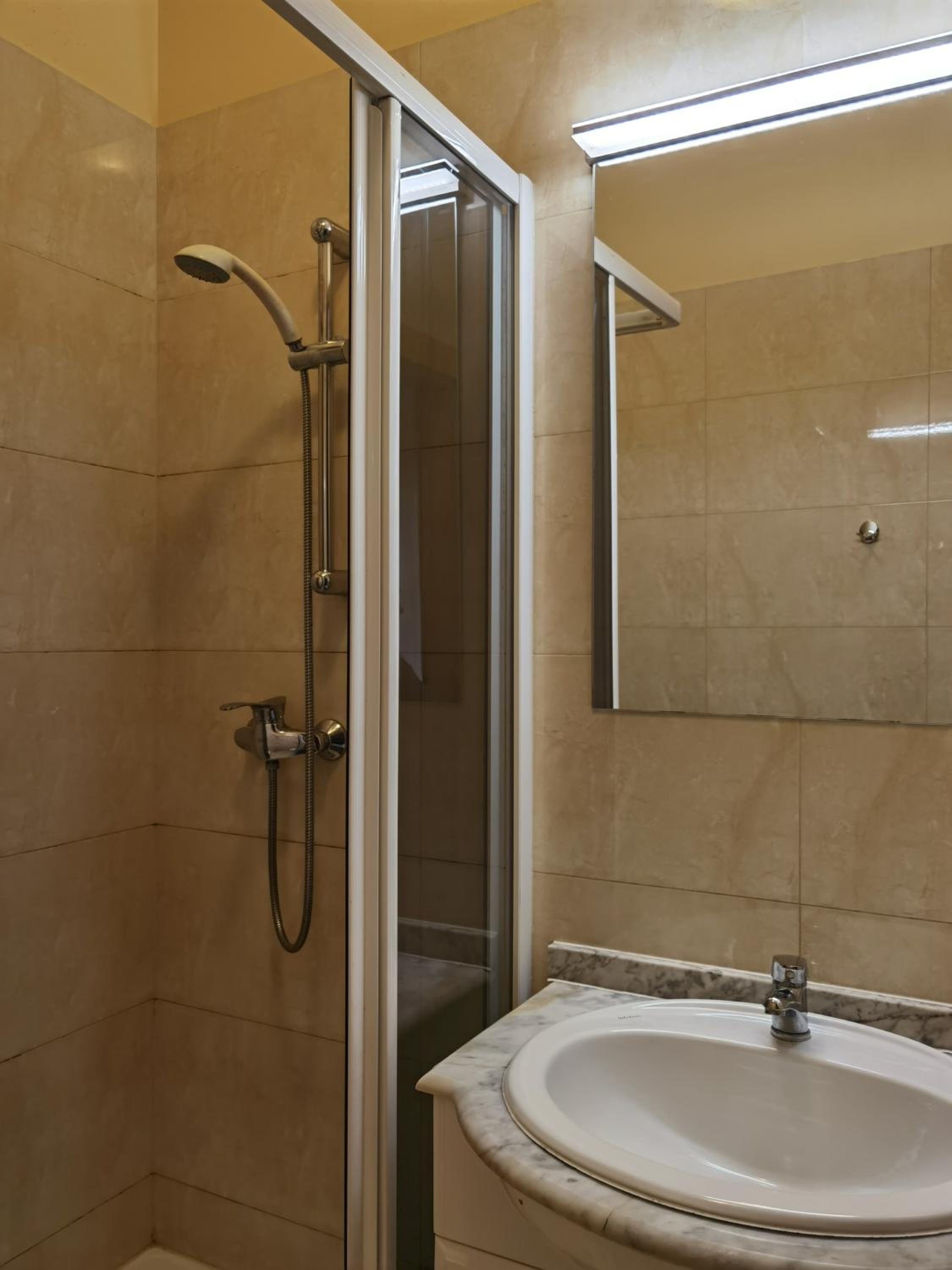 Single Room with Private Bathroom photo 2