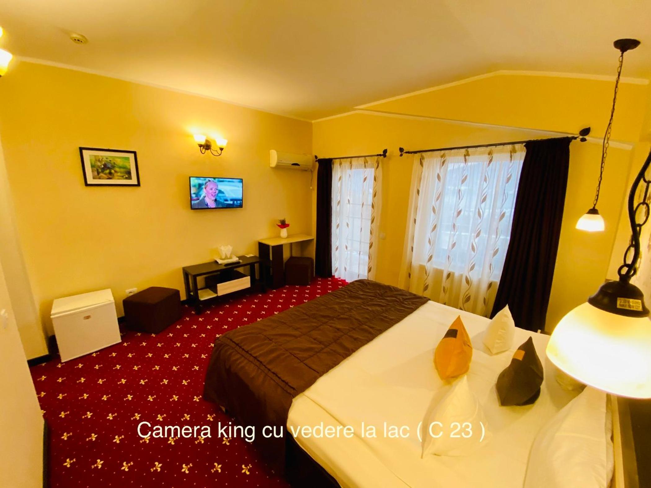 King Room with Lake View - Photo 11