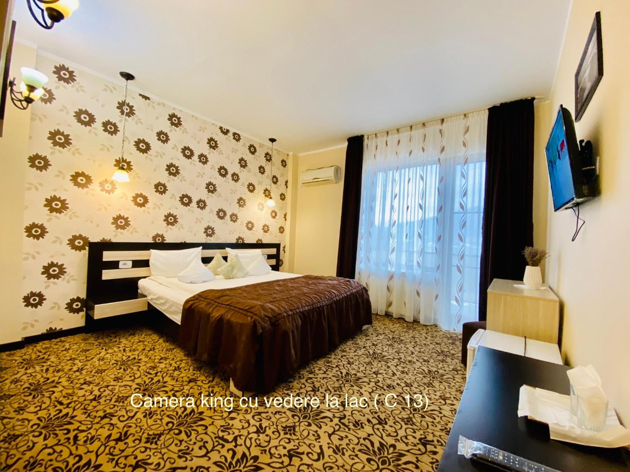 King Room with Lake View - Photo 2