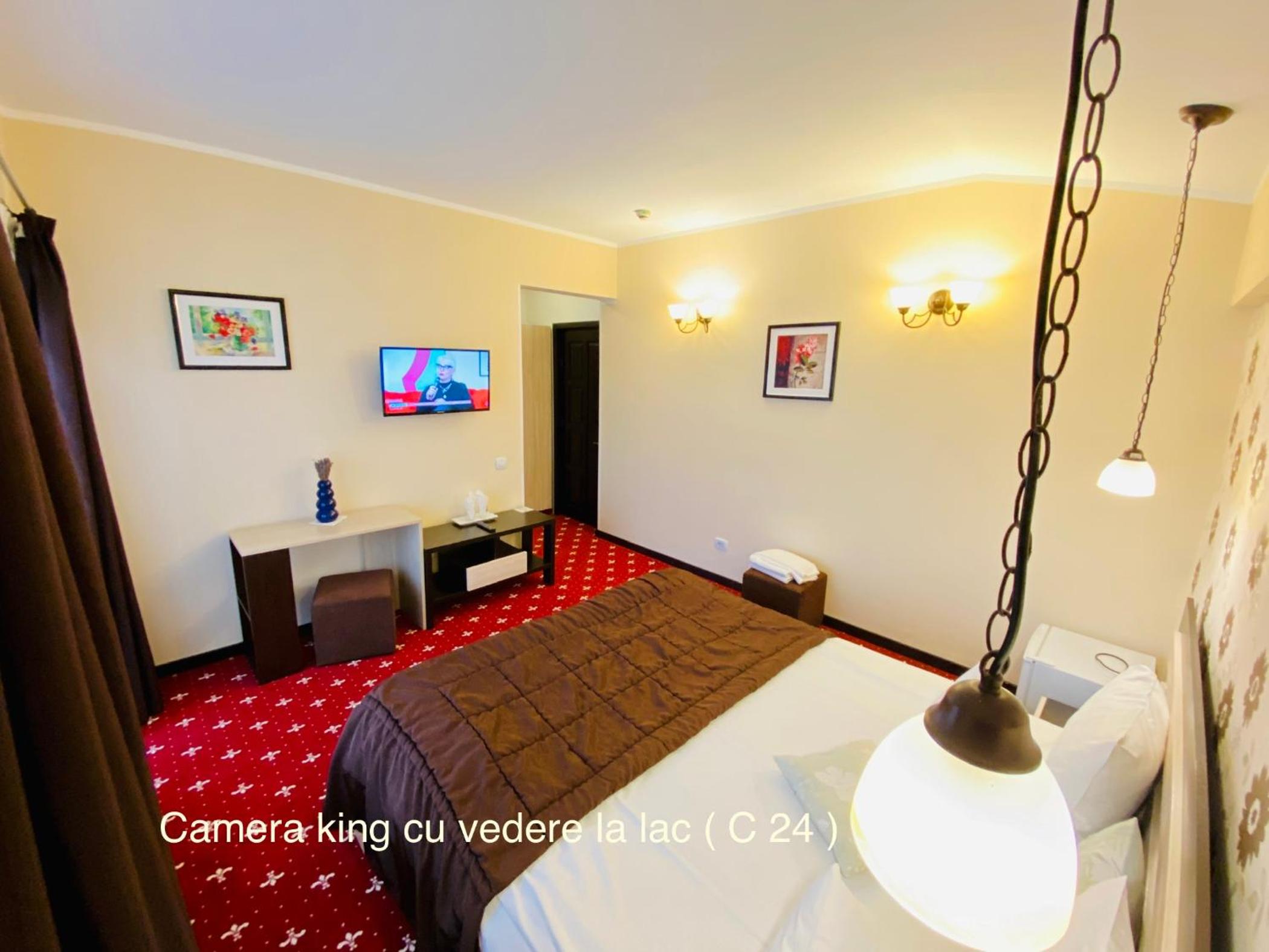King Room with Lake View - Photo 8