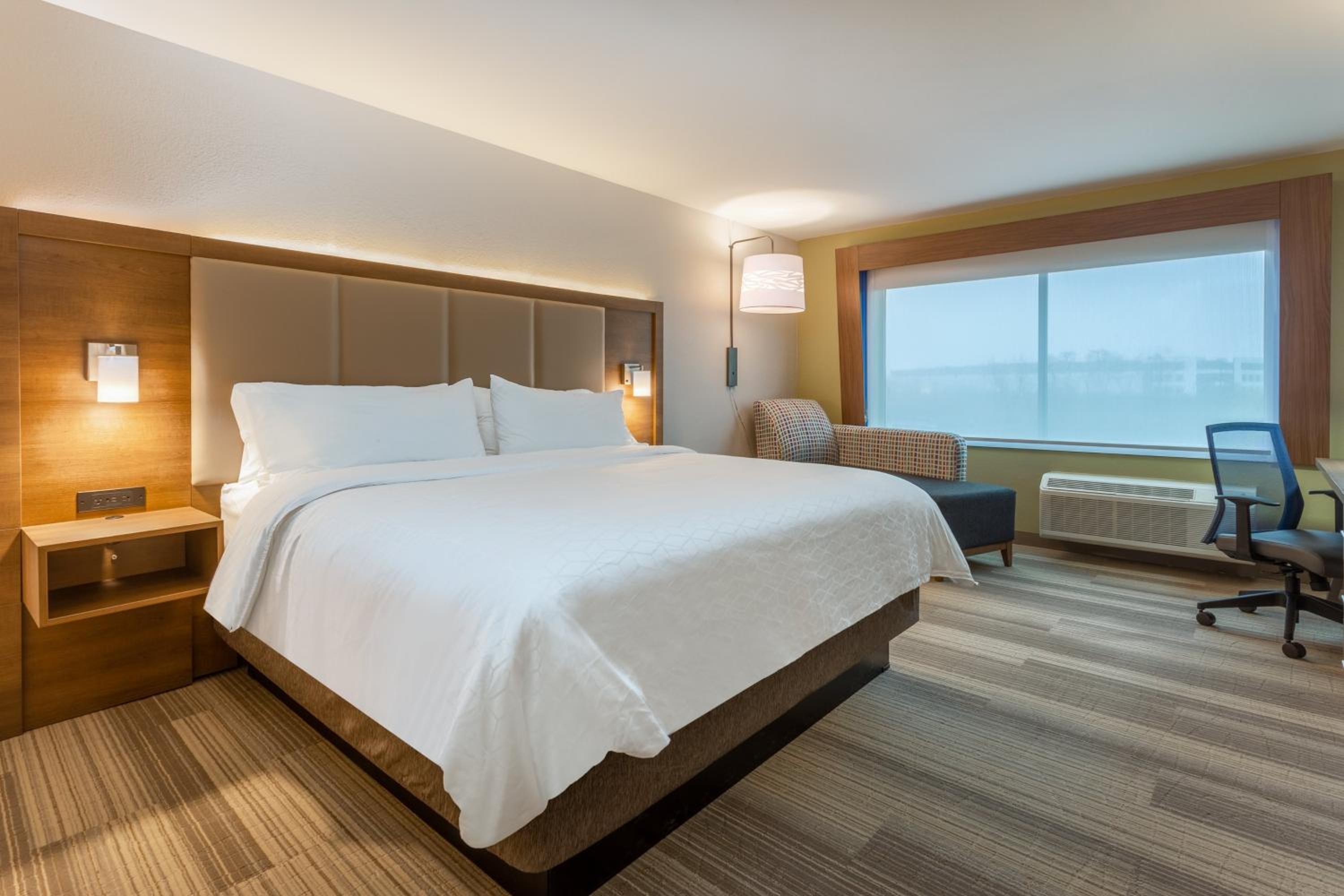 Standard King Room - Communications Access - Photo 4