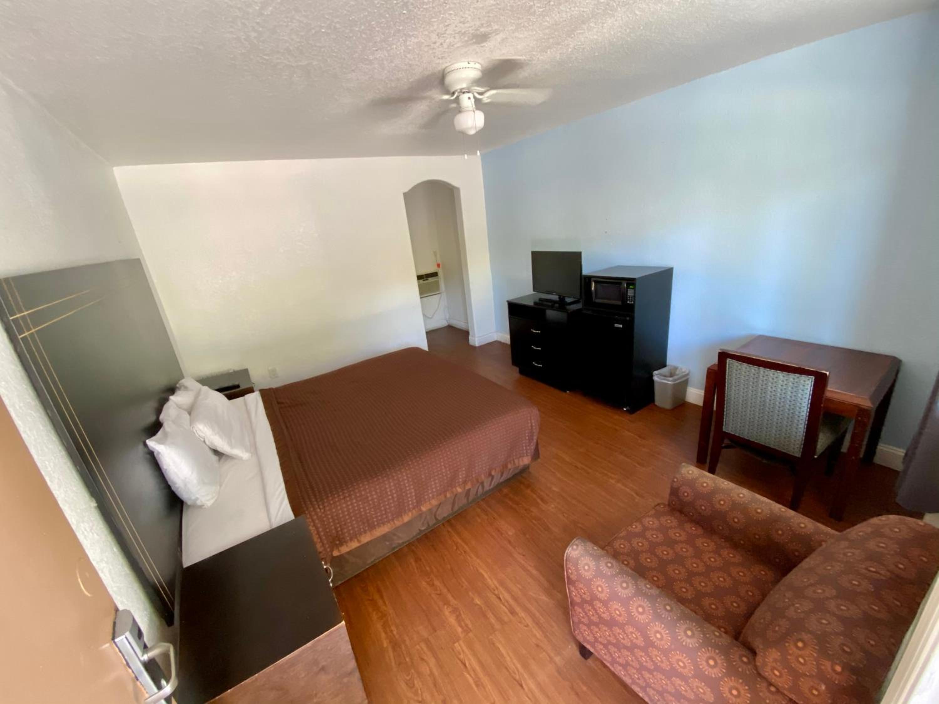 King Room - Non-Smoking photo 3