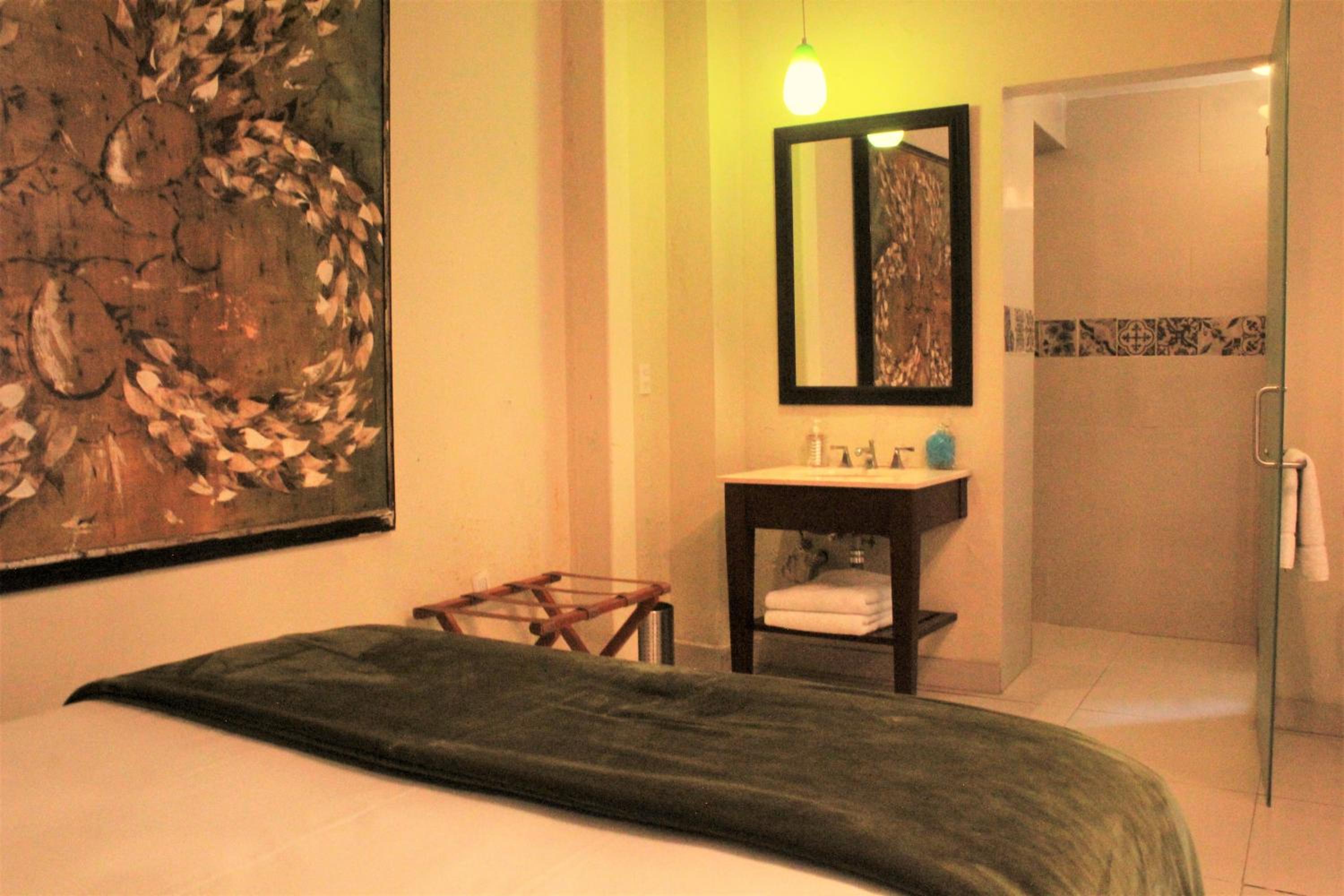 Standard Queen Room with Two Queen Beds - Photo 5