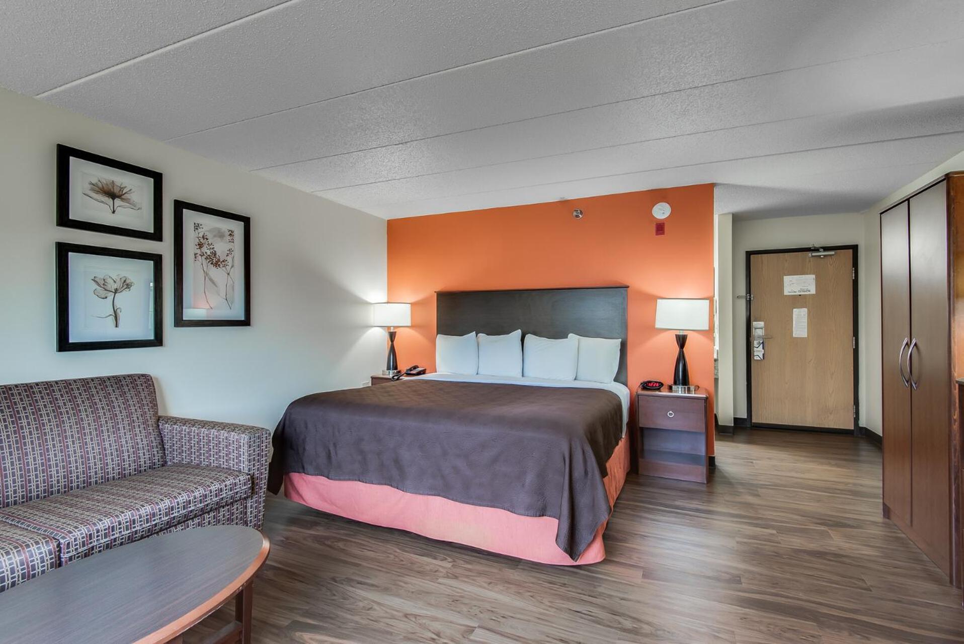 King Suite - Non-Smoking - Photo 3