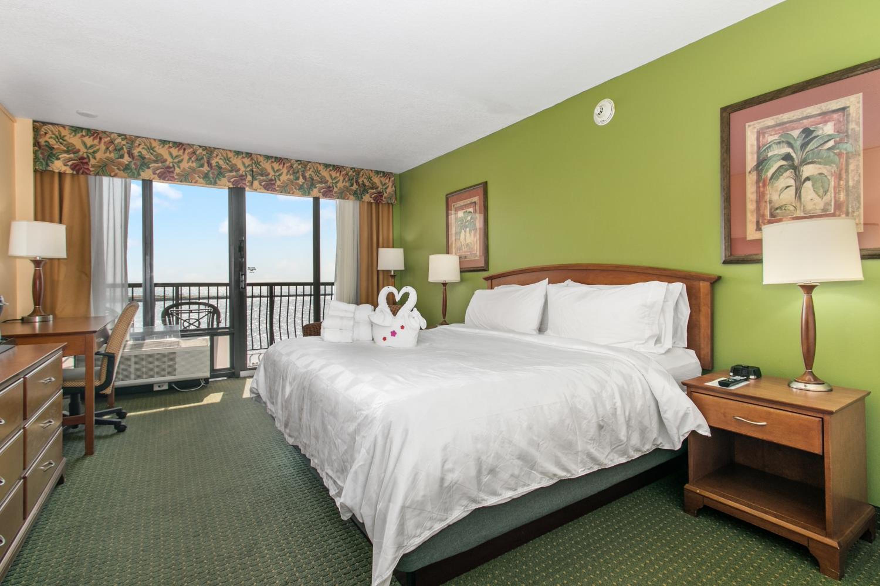 Standard King Room with Balcony and Gulf View - Photo 3