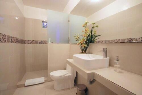 Deluxe King Room - Photo 5