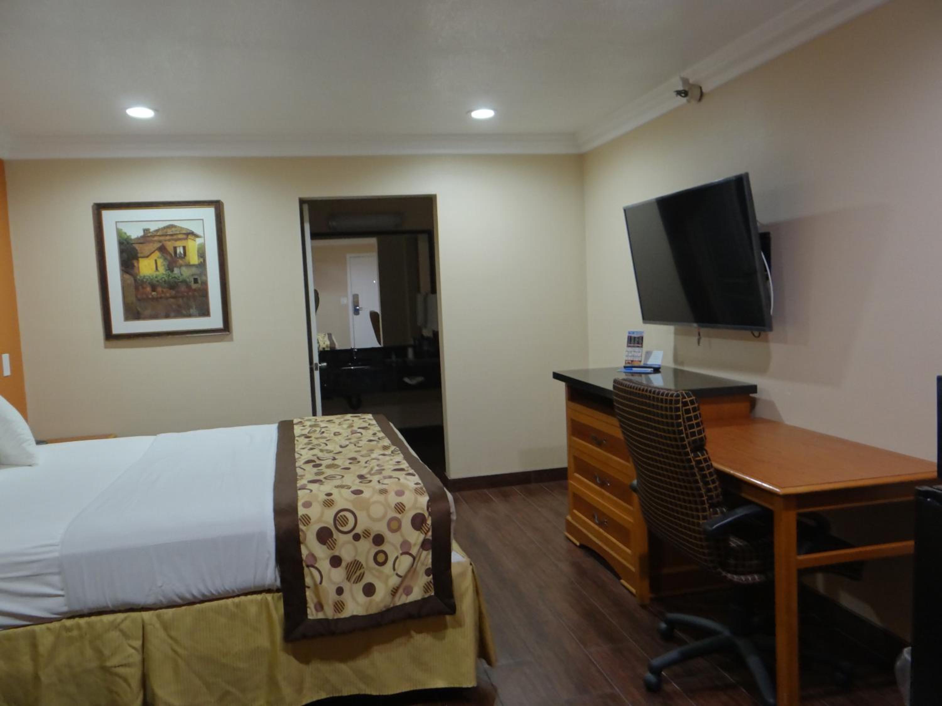 King Room - Non-Smoking - Photo 2