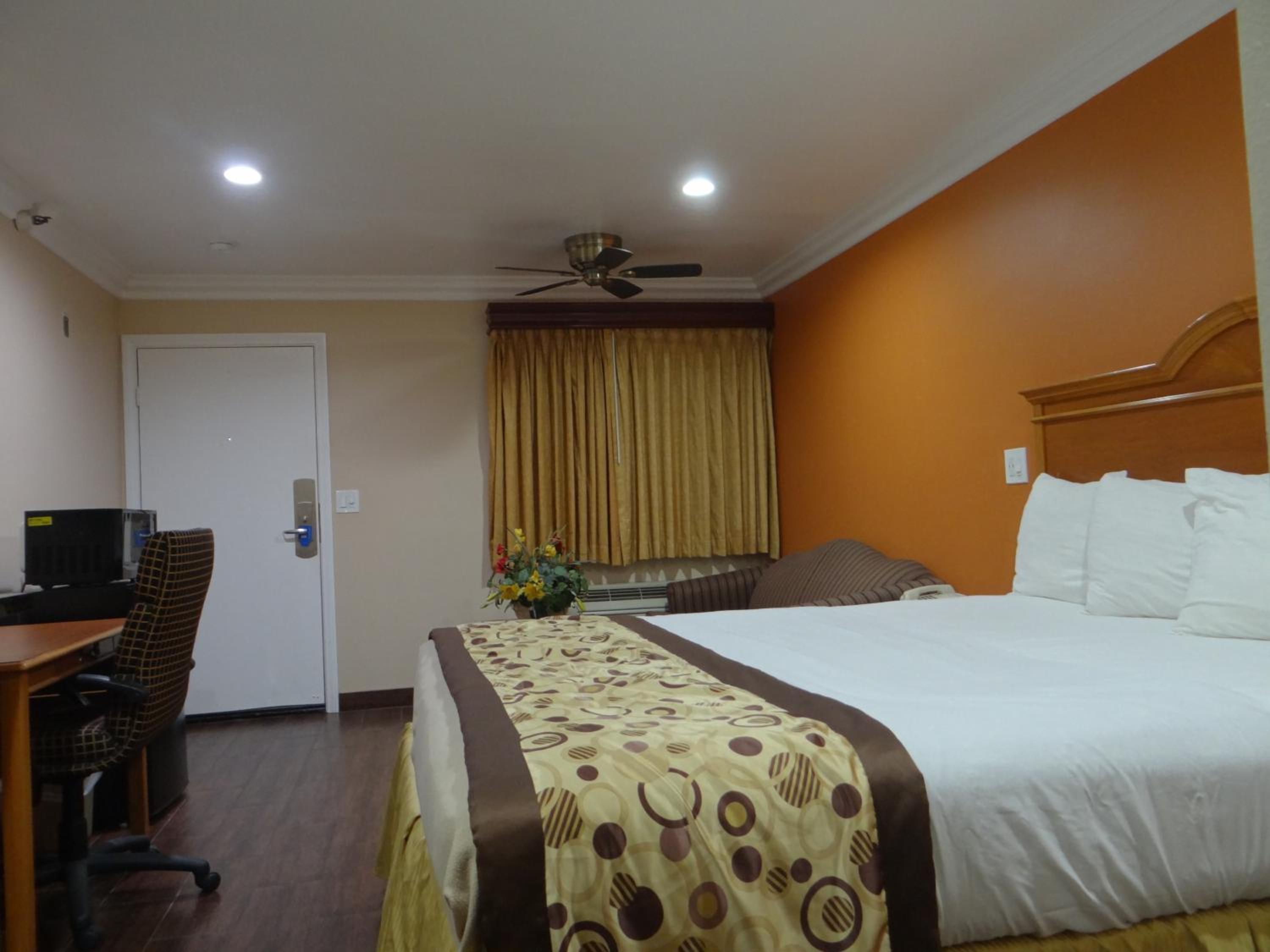 King Room - Non-Smoking - Photo 3