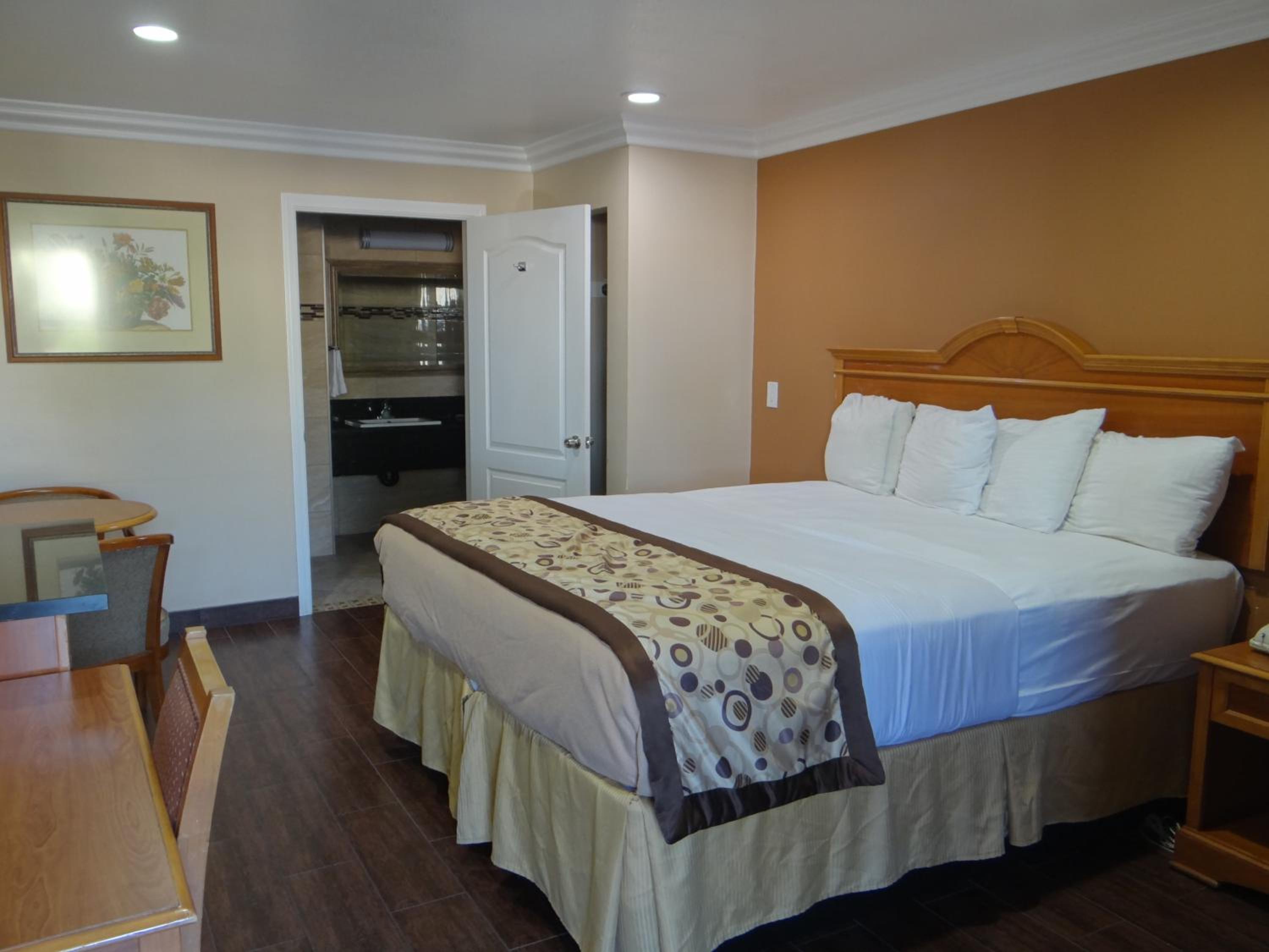 Standard King Room - Non-Smoking  - Photo 5