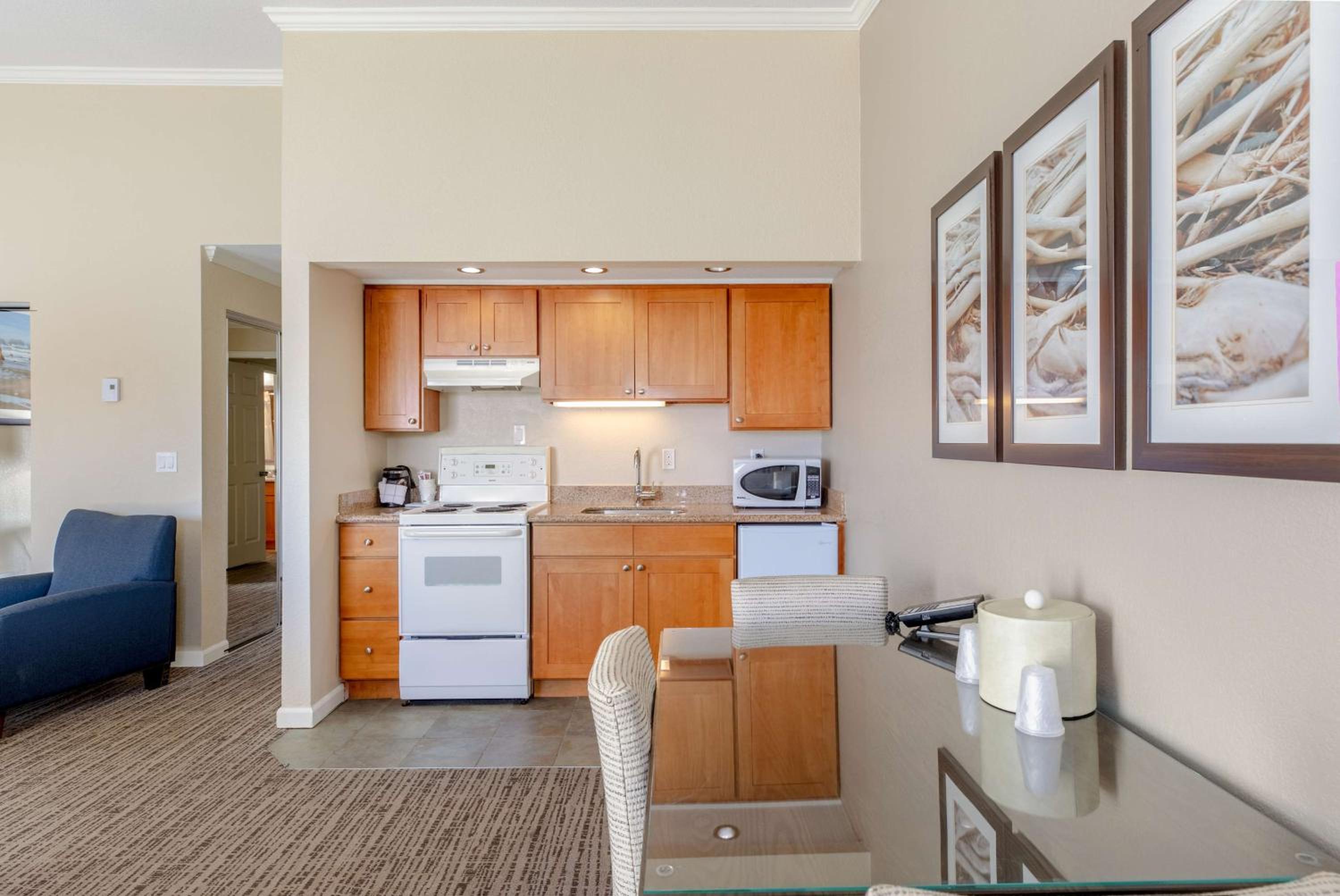 Queen Suite with Kitchenette and Partial Ocean View - Non-Smoking, photo 6