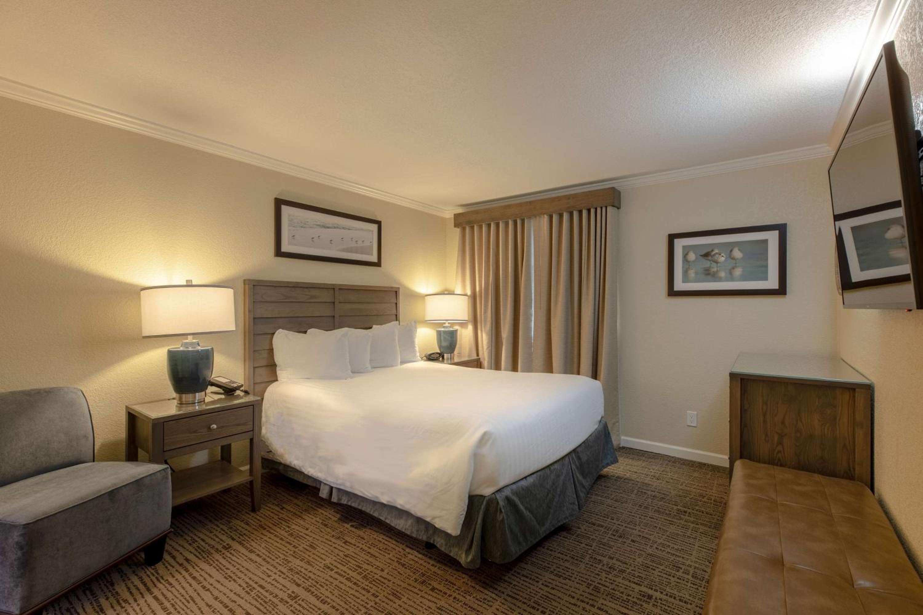 Queen Suite with Kitchenette and Partial Ocean View - Non-Smoking