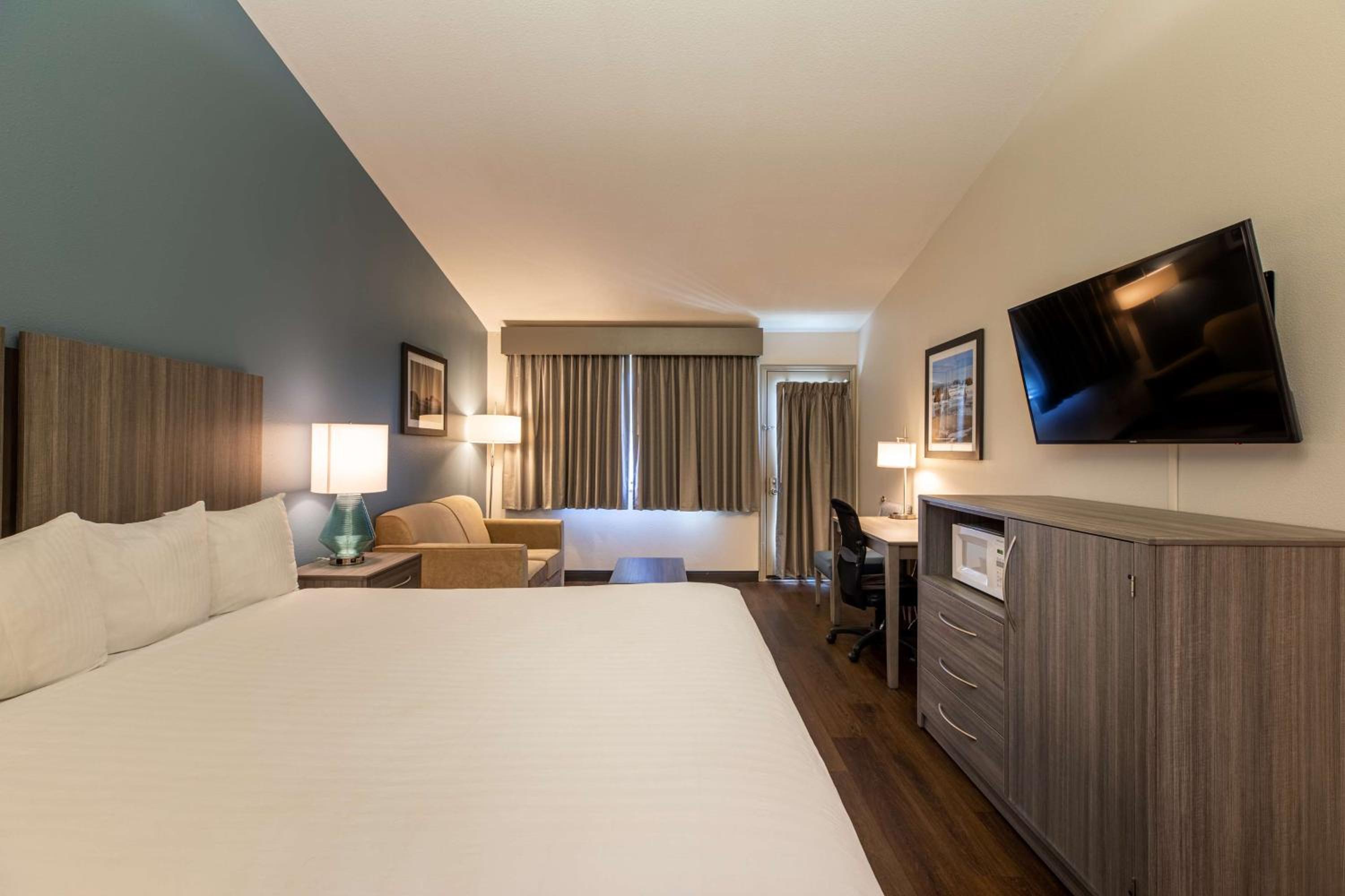 King Room with Roll-In Shower and Balcony - Disability/Non-Smoking photo 2