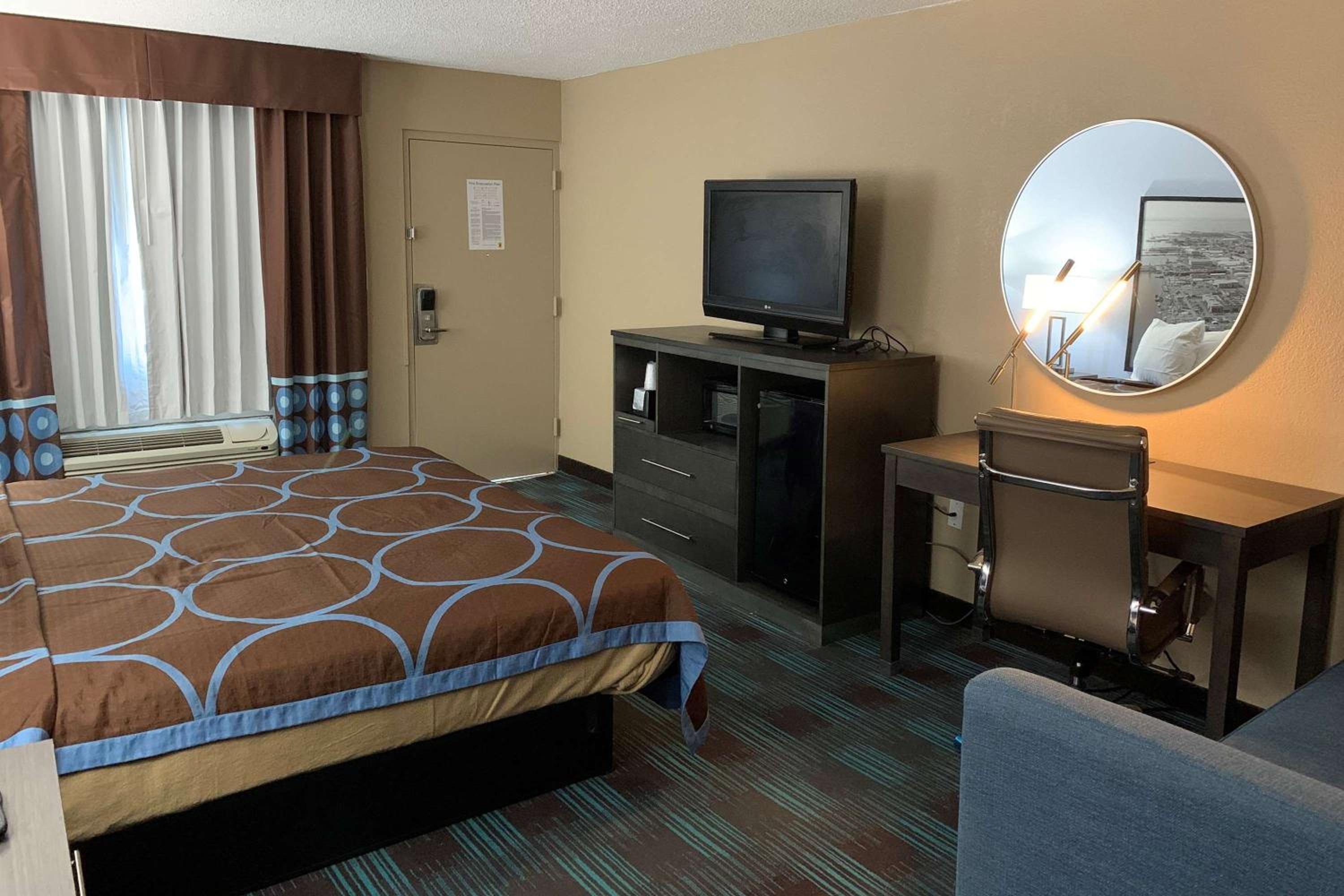 King Room - Non-Smoking - Photo 4
