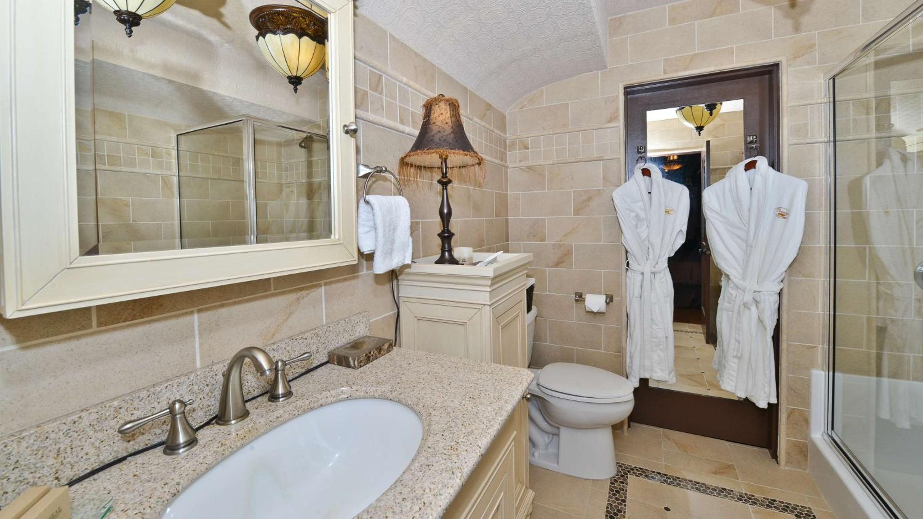King Suite with Spa Tub - Photo 4