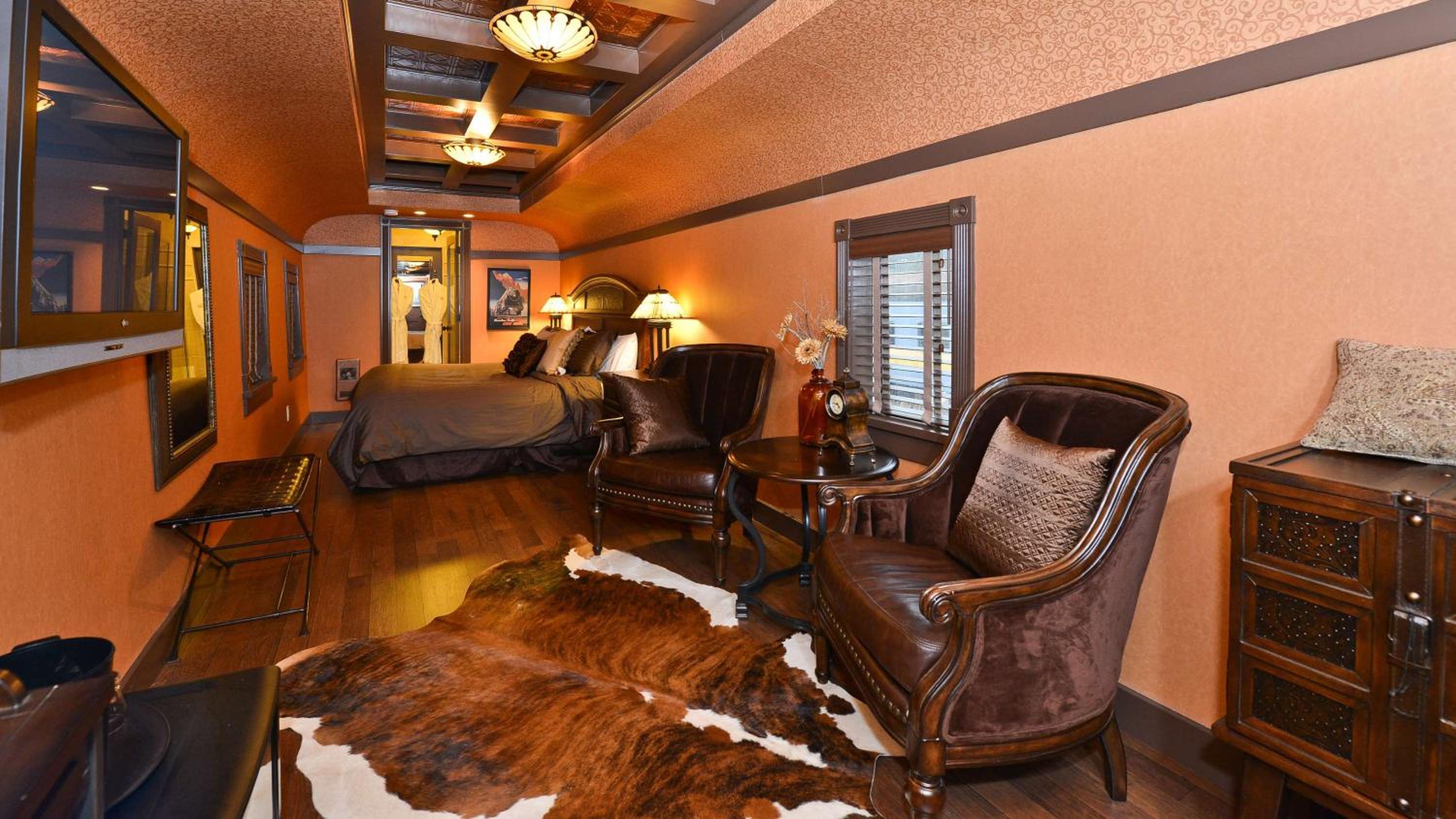 King Suite with Spa Tub - Photo 3