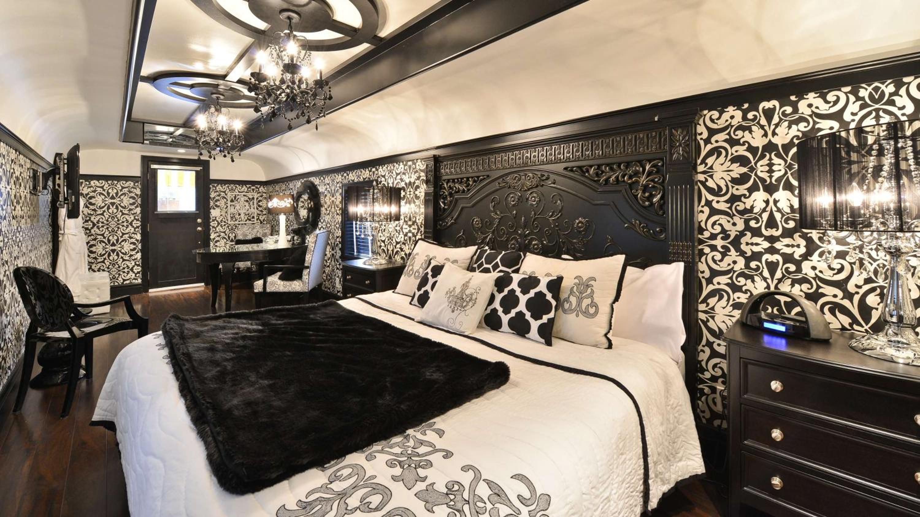 King Suite with Spa Tub and Separate Shower - Photo 3