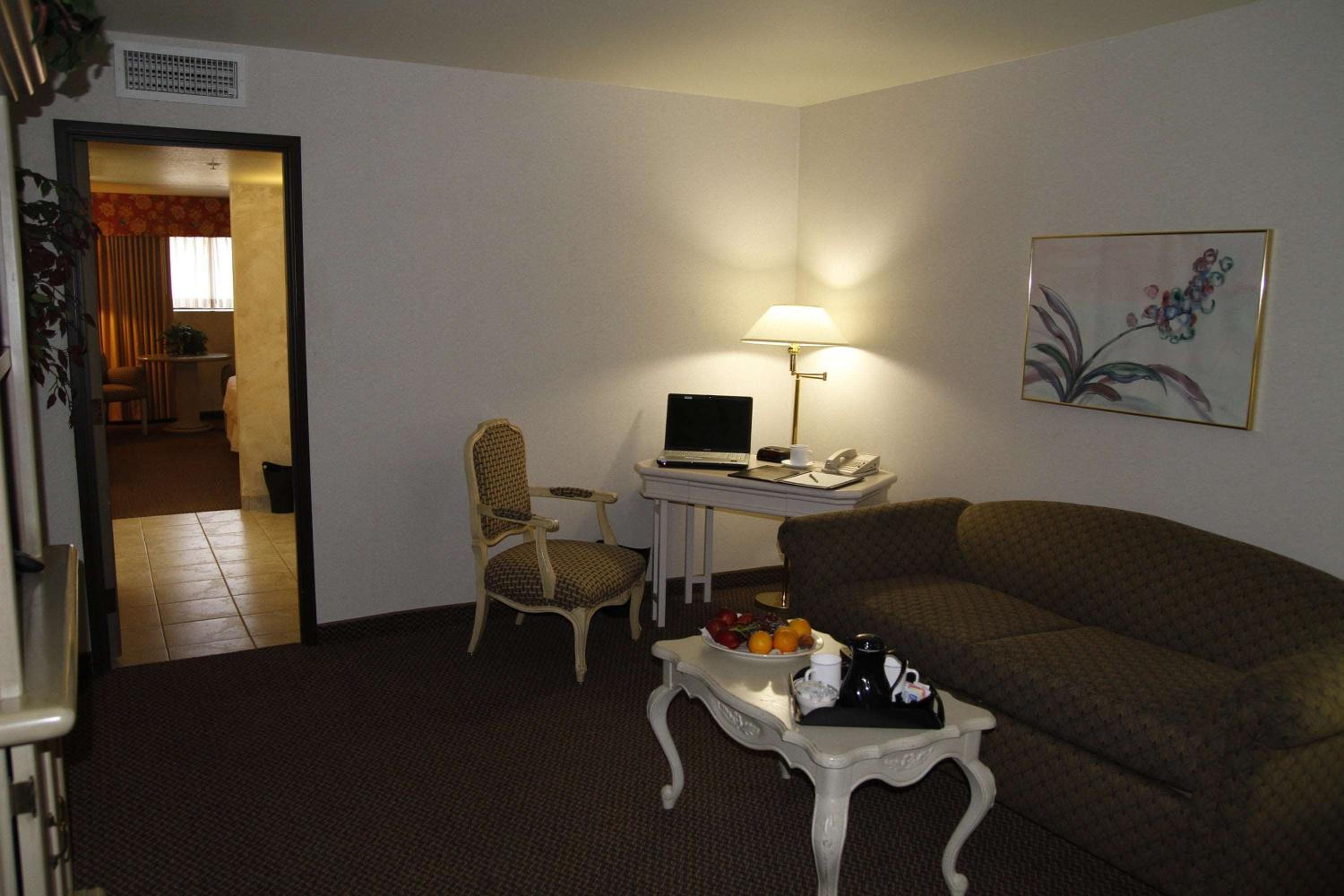 Double Room with Two Double Beds - Non-Smoking - Photo 4
